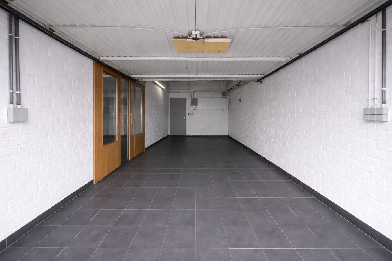 Te koop in Sint-Niklaas: uitzonderlijk handelshuis met woonst en duplex appartement, met optionele garageboxen en sterk opbrengstpotentieel 