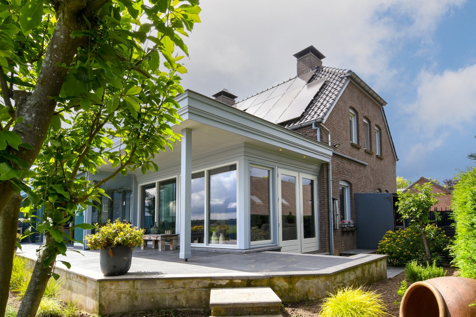 Fraai gelegen halfvrijstaande woning in hartje Kessel met vier slaapkamers, souterrain, inpandige garage, tuinkamer, zwembad en prachtig uitzicht over de Maas 