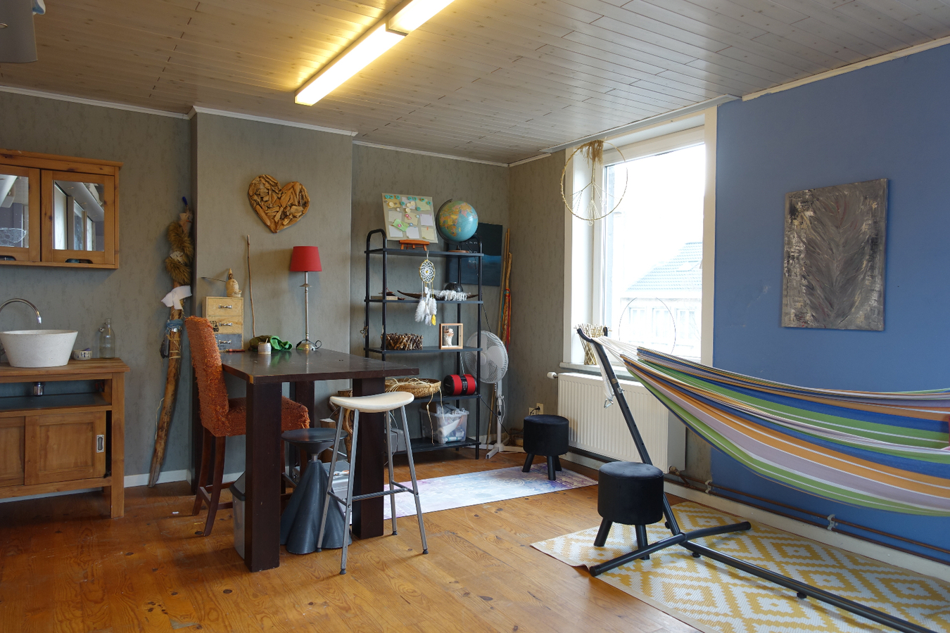 Polyvalent hoekpand met karaktervol appartement en terras 