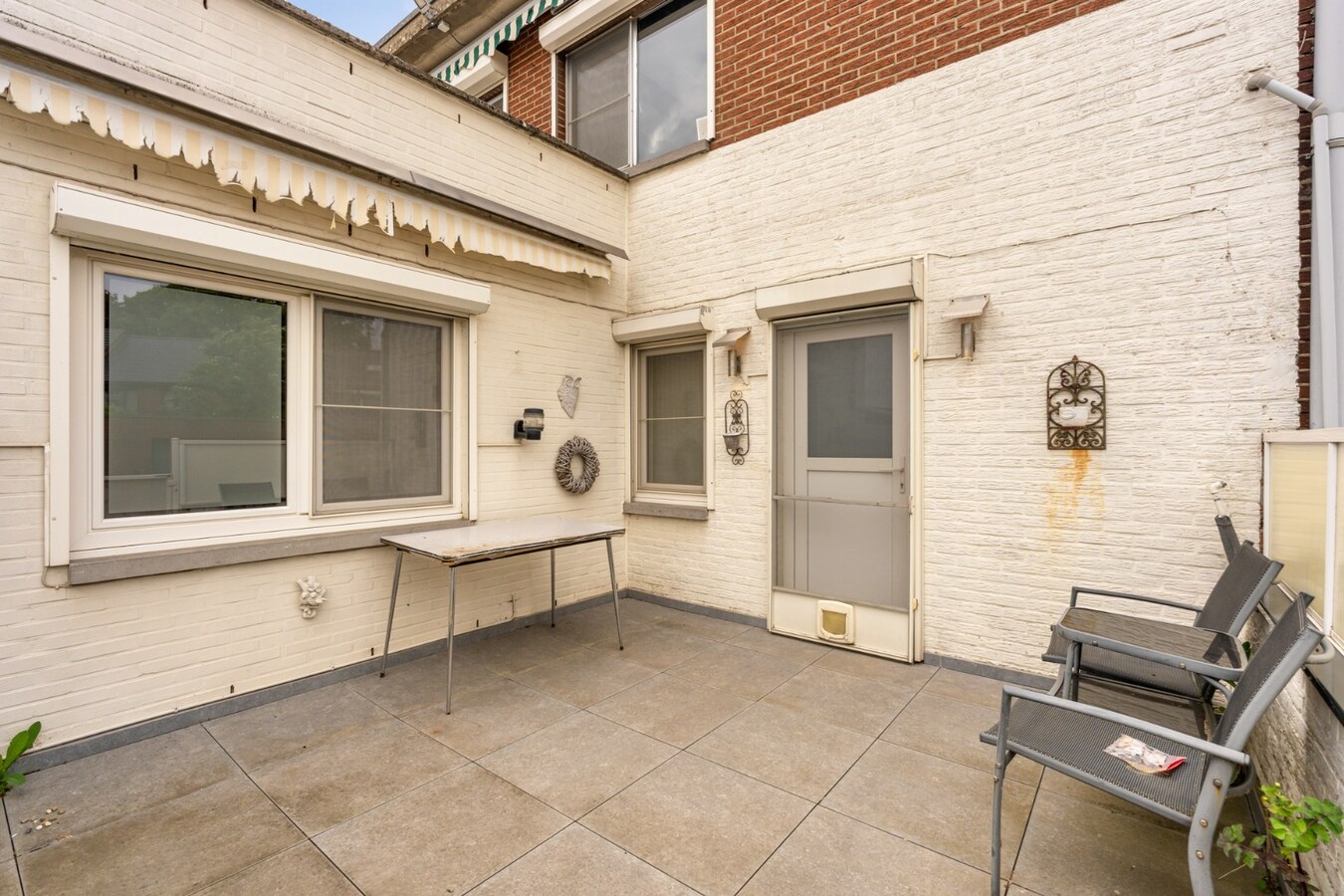 Gelijkvloers, degelijk appartement met 2 slaapkamers, ruim terras, carport en garage. 