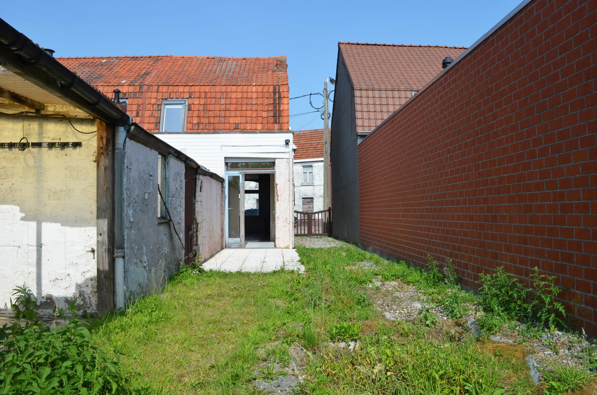 Te renoveren half open bebouwing gelegen te Bassevelde. 