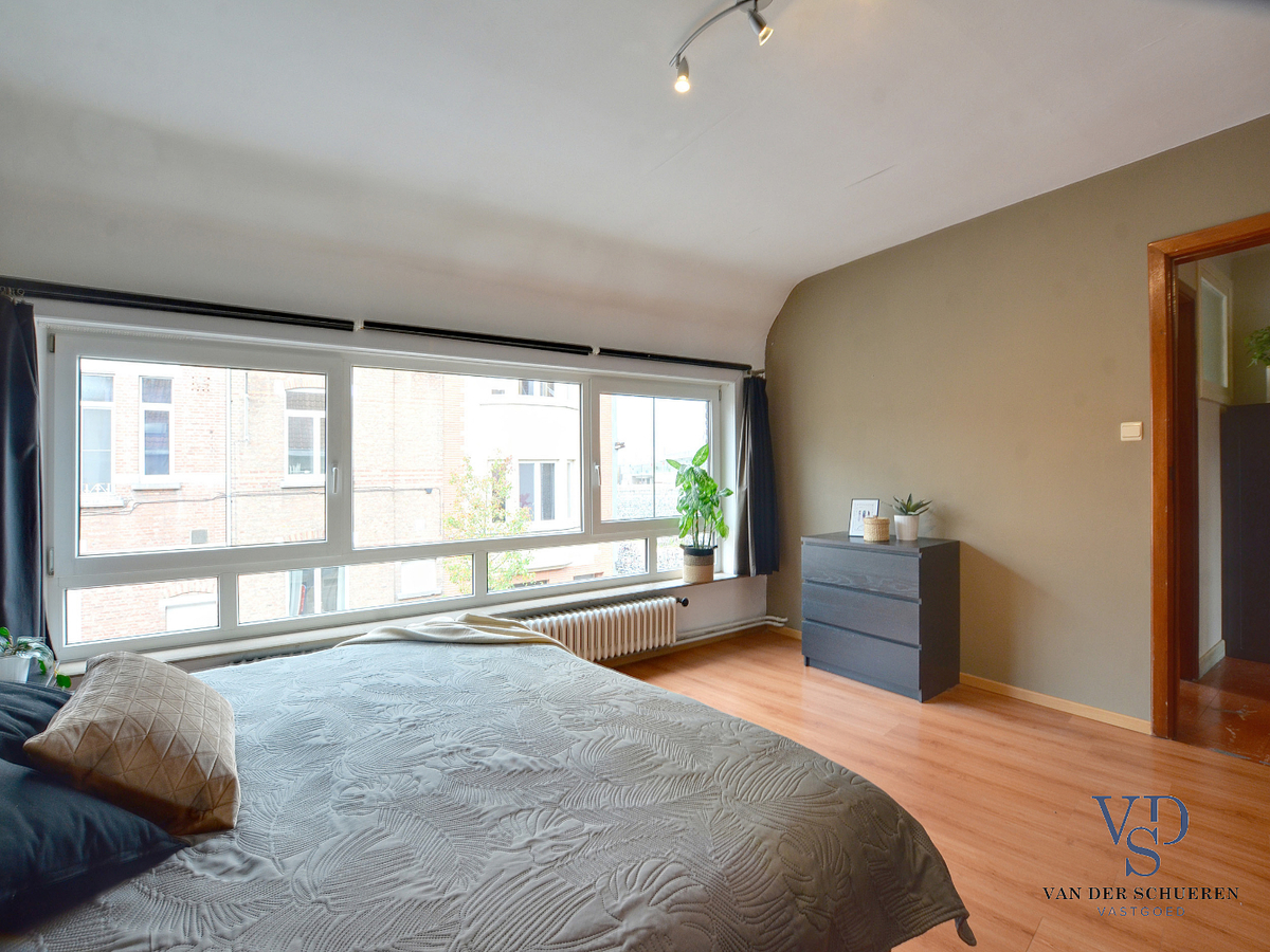 Ruime, degelijke bel-étage nabij Sint-Pieters-station. TOPPER !! 