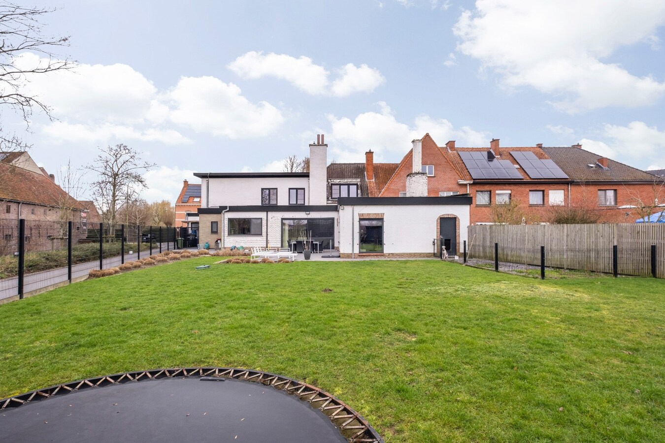 Uniek &amp; Instapklaar handelspand met woonst in Heule te koop ! 