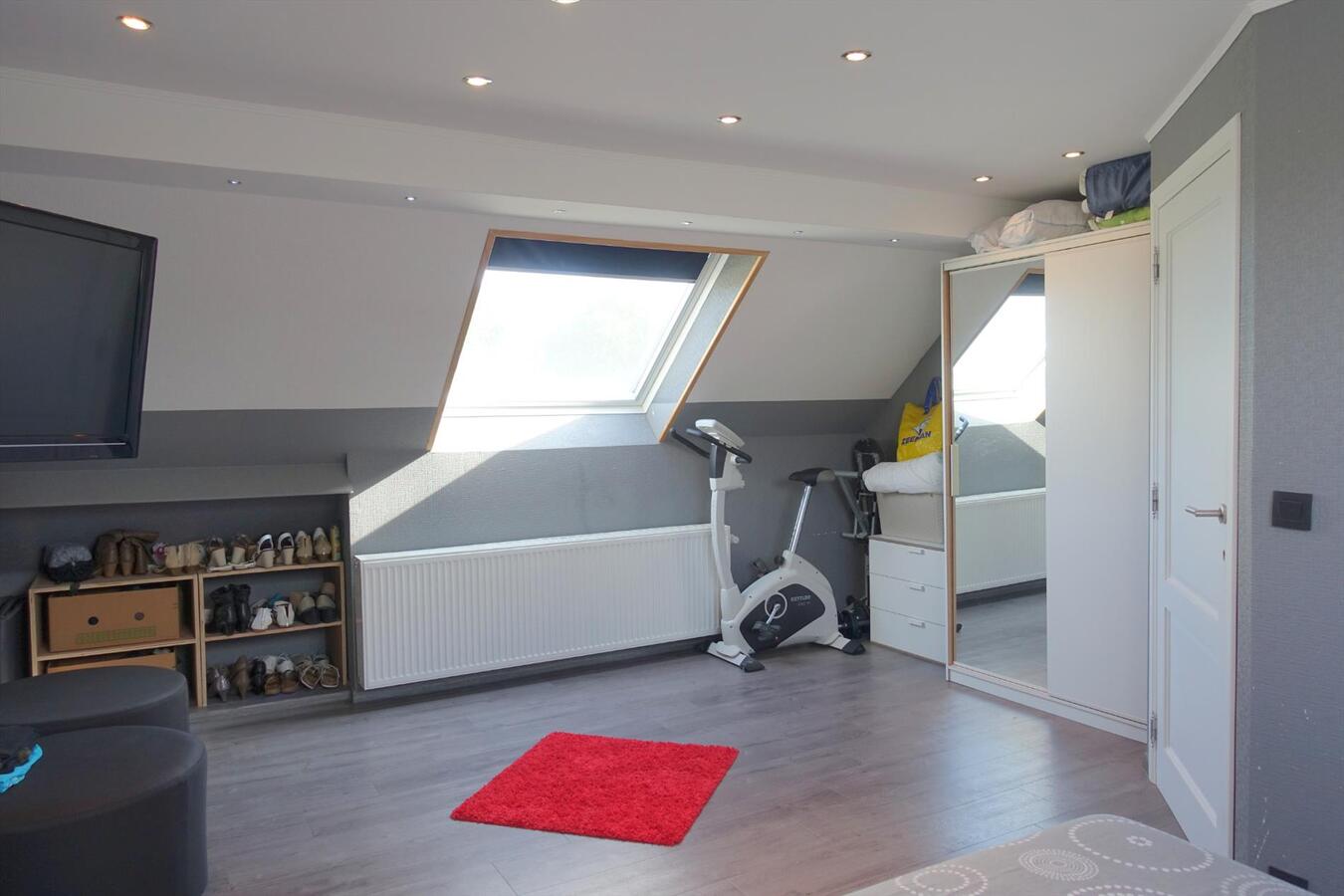 Zonnige charmante half-open woning 