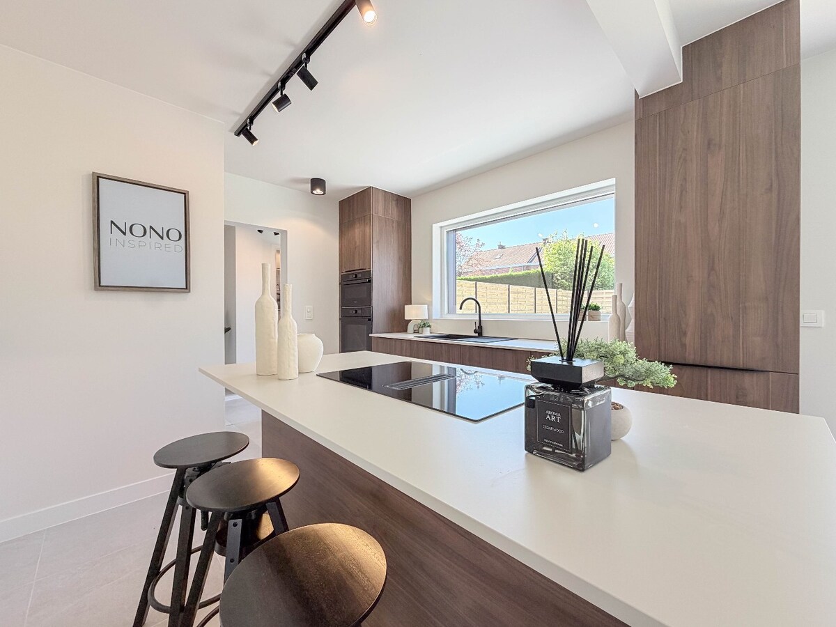 ABSOLUTE TOPPER !!!  Ontdek nu dit prachtige vernieuwde pand gelegen te Kortrijk/Heule ! *** NONO INSPIRED *** 