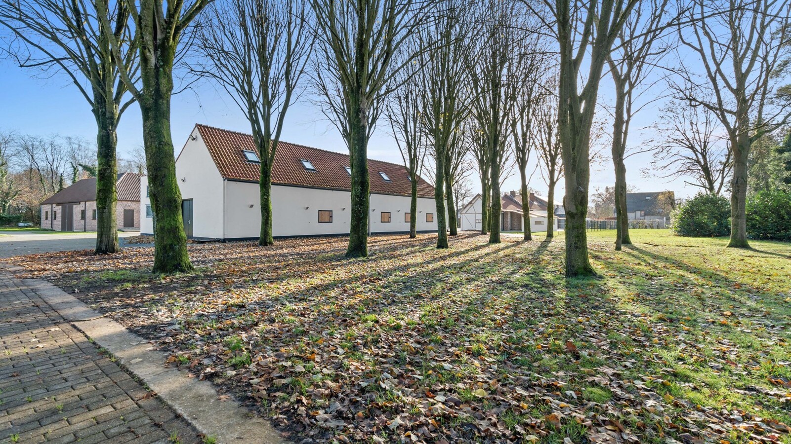 Luxueus landhuis met binnen- en buitenpiste en paardenstallen op een domein van ca. 3 ha te As 