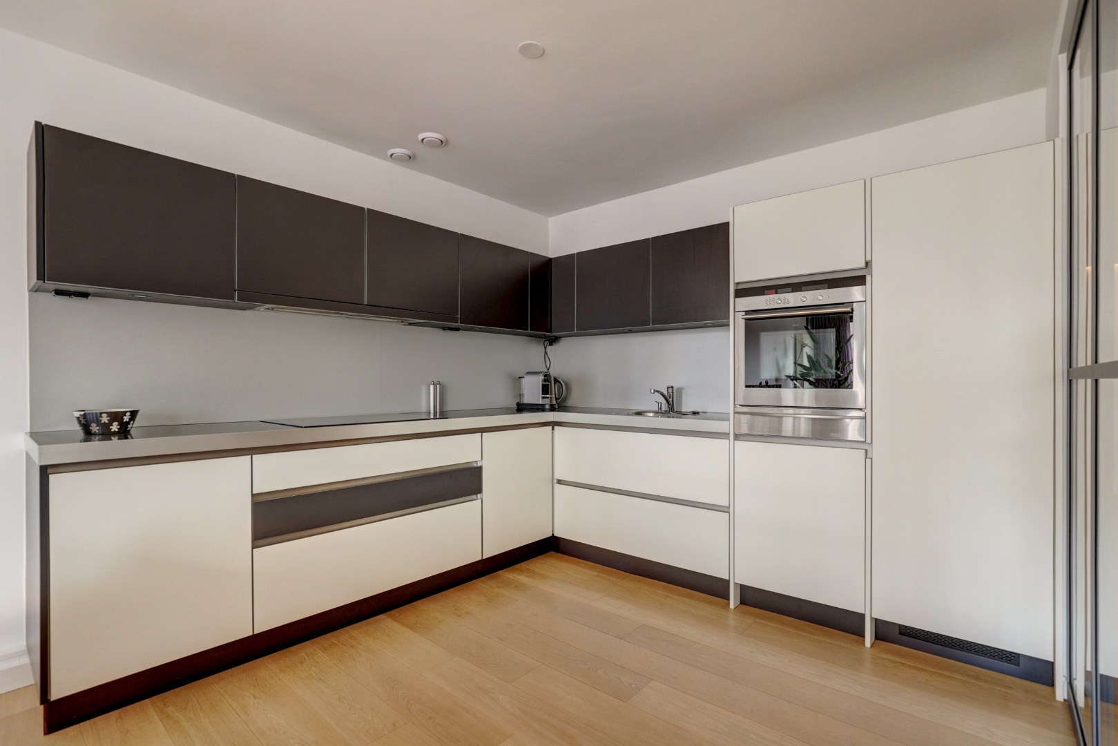 Luxe uitgevoerde 2- (voorheen 3) kamer appartement op de 3e etage met fraaie keuken, badkamer, balkon met uitzicht en gelegen op eigen grond. 