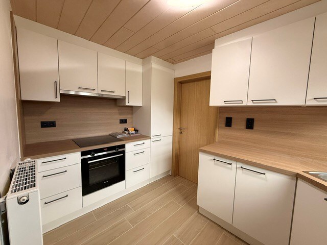 Halfopen woning met 3 slaapkamers, inpandige garage en mooie tuin in Kleine Brogel. 
