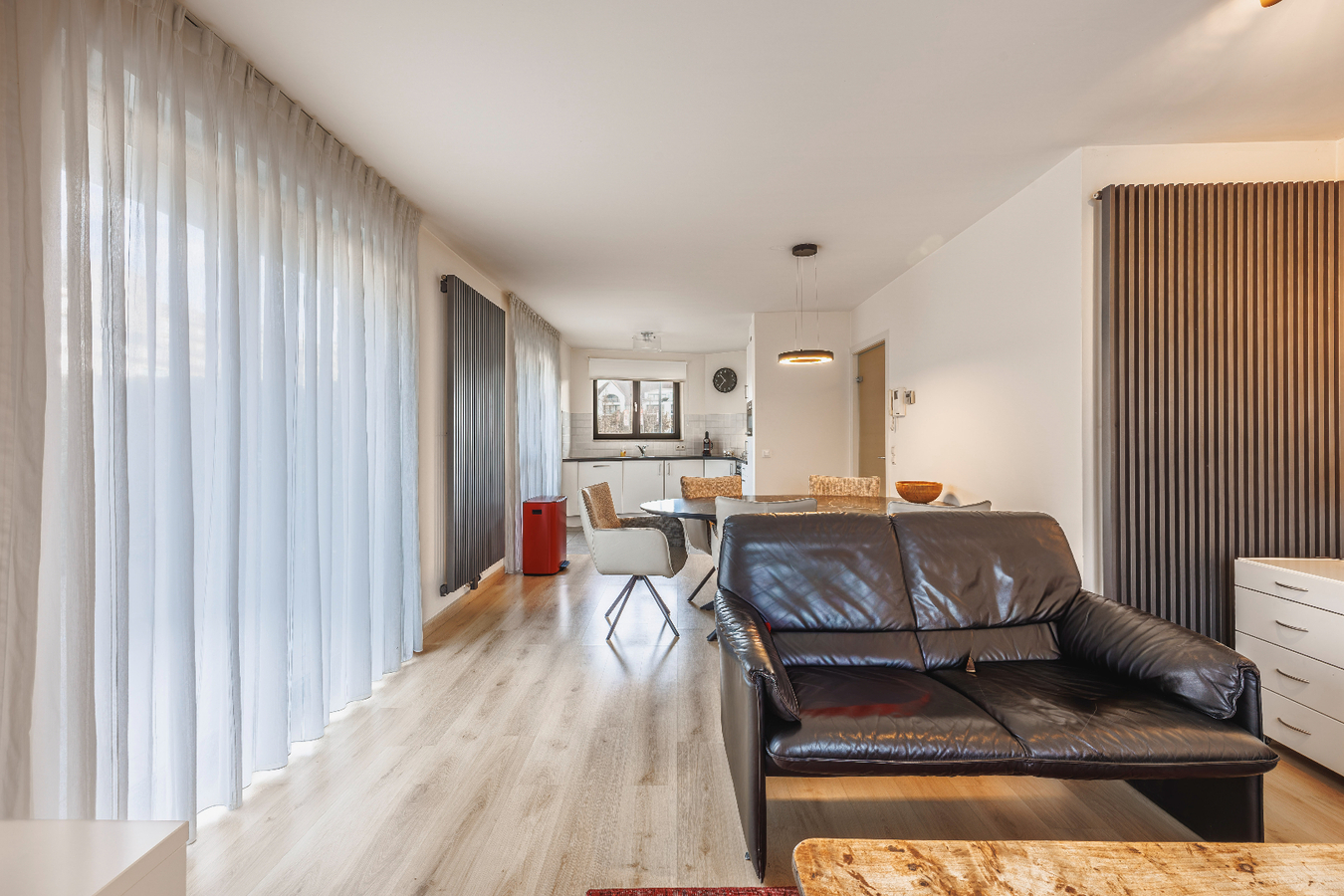 Gelijkvloers appartement met uitzonderlijk zonnig terras en zicht op natuurgebied, op een boogscheut van de zeedijk te Heist. 