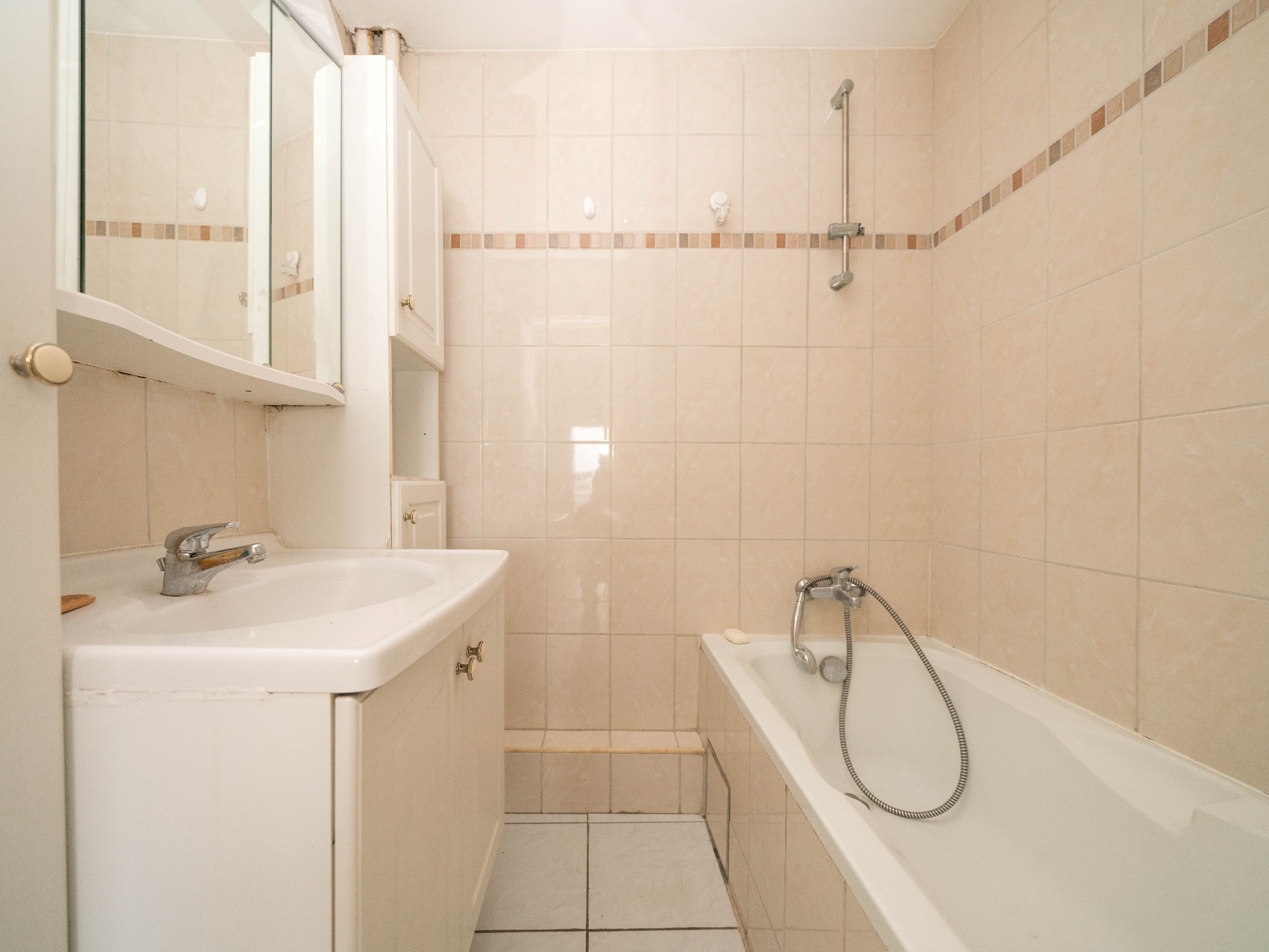 Lichtrijk appartement met 2 kamers en garagebox 