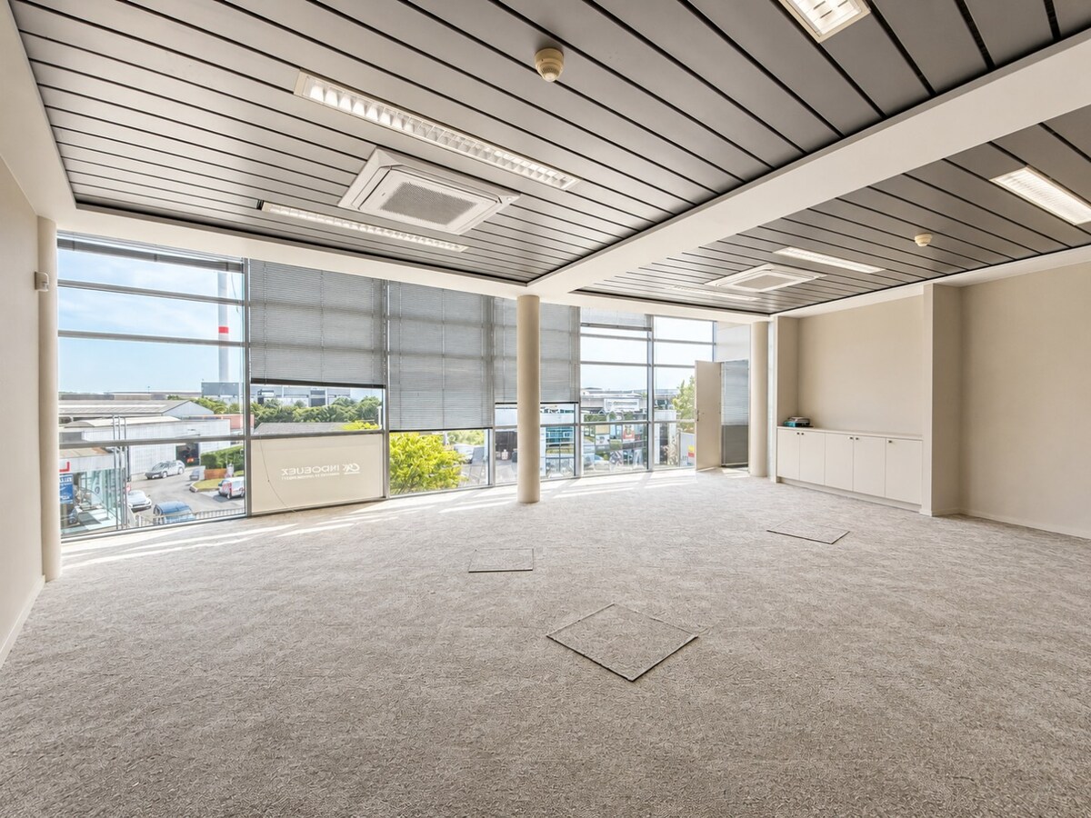 Centre d’Affaires « Excellence » – Bureau à louer ± 210 m² avec parkings 