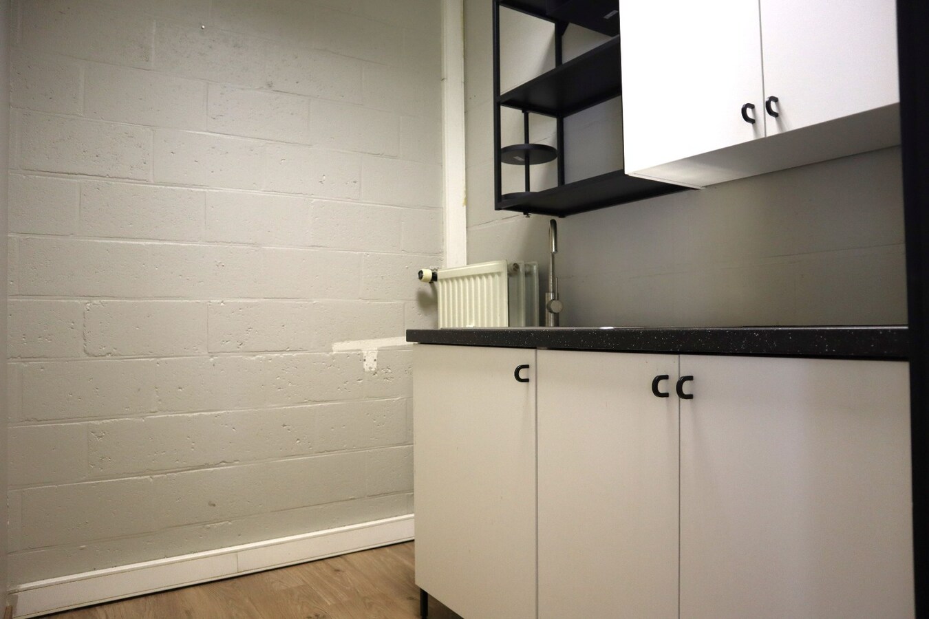 Kantoorruimte 120m² + loods/hangaar/magazijn 775 m² te Boutersem 