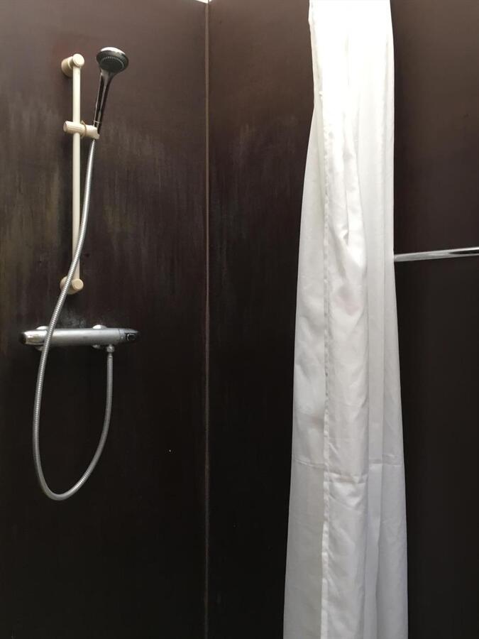 Degelijke rijwoning in de gekende Papegaaistraat. 