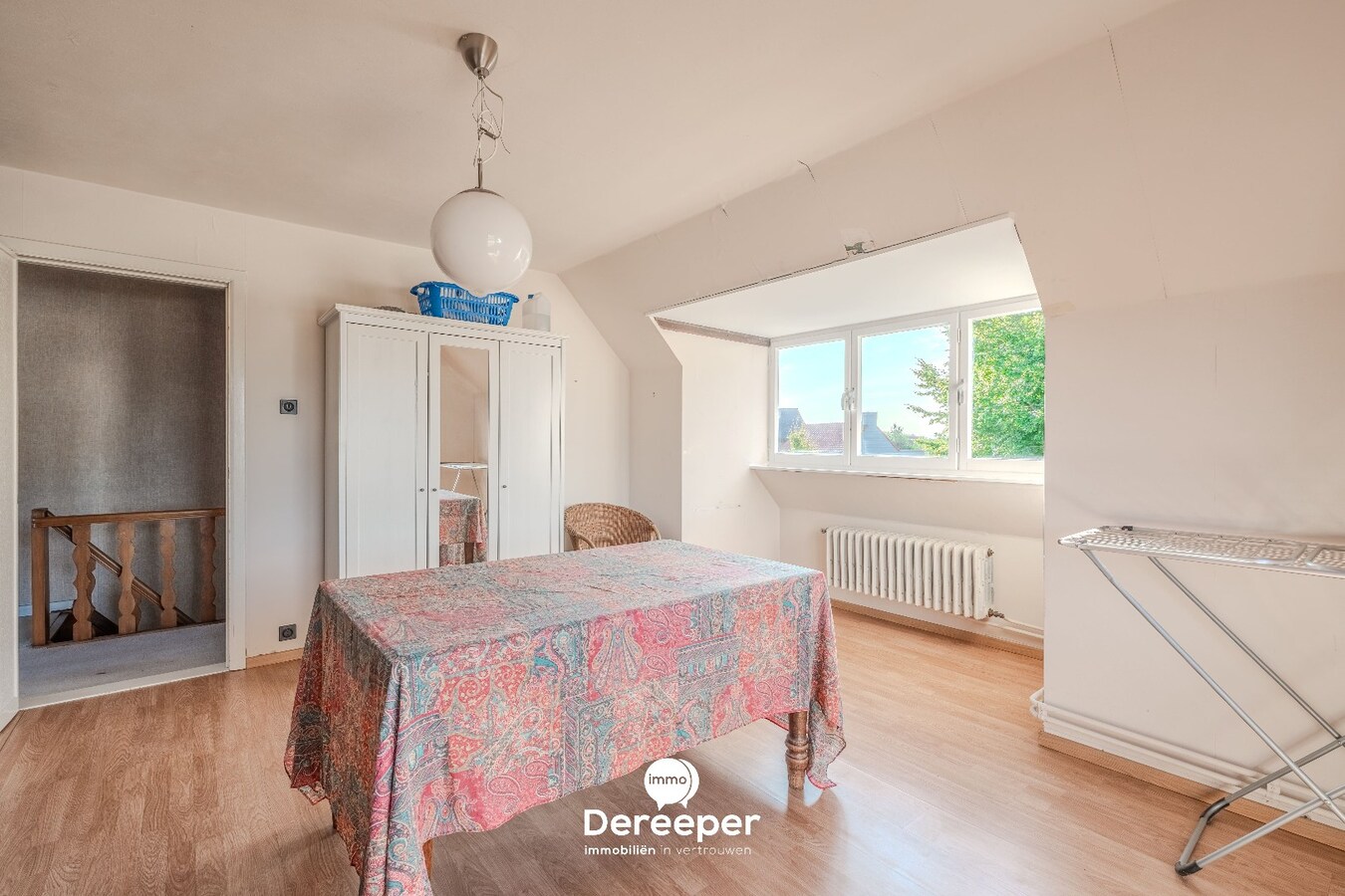 Op te frissen halfopen bel-etagewoning met tuin, garage en 4 slaapkamers 