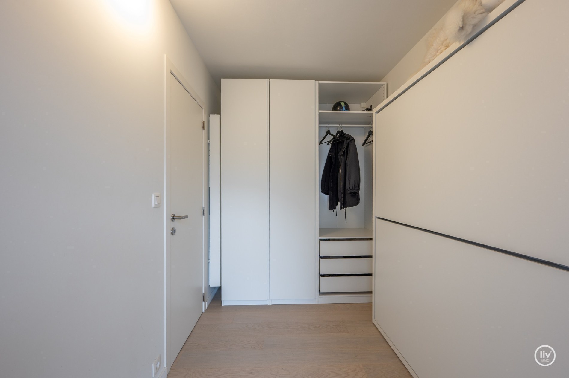 Mooi gerenoveerd appartement met 3 slaapkamers gelegen vlakbij de Kustlaan te Knokke. 