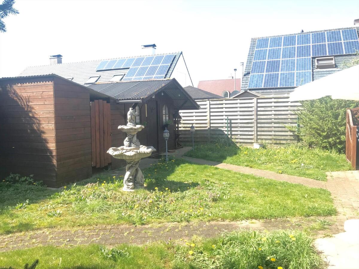 MOOIE HALF OPEN BEBOUWING MET ZUIDGERICHTE TUIN TE WESTENDE DORP 