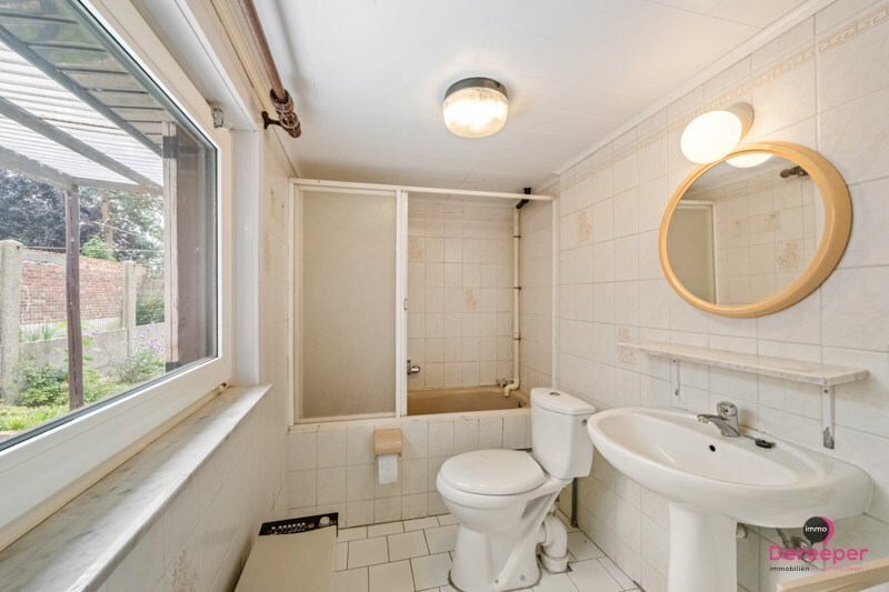 Te renoveren rijwoning op centrale ligging met leuke zuidgerichte tuin 