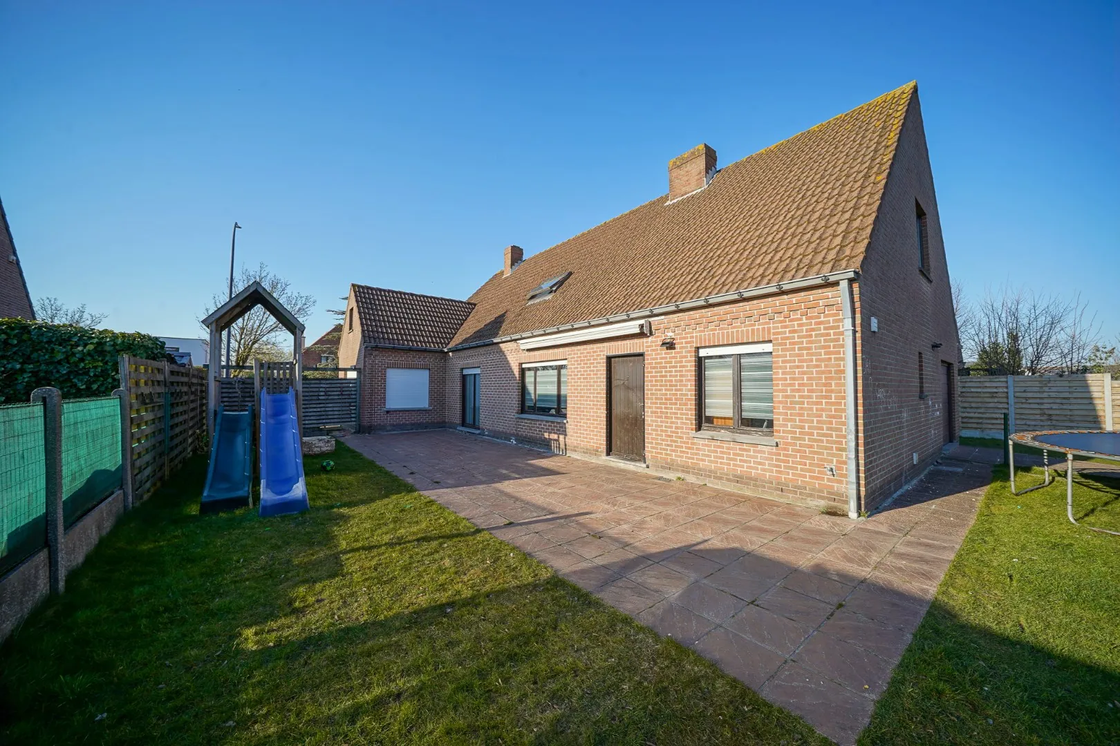 Ruime gezinswoning met 4 slaapkamers, dressing en tuin in rustige buurt