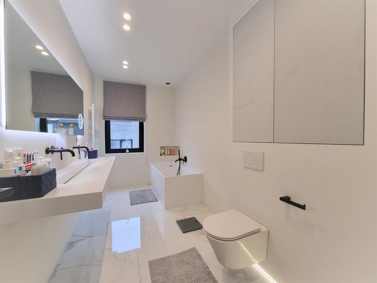 Subliem gerenoveerde woning met 5 slaapkamers &amp; 3 badkamers - Heist 