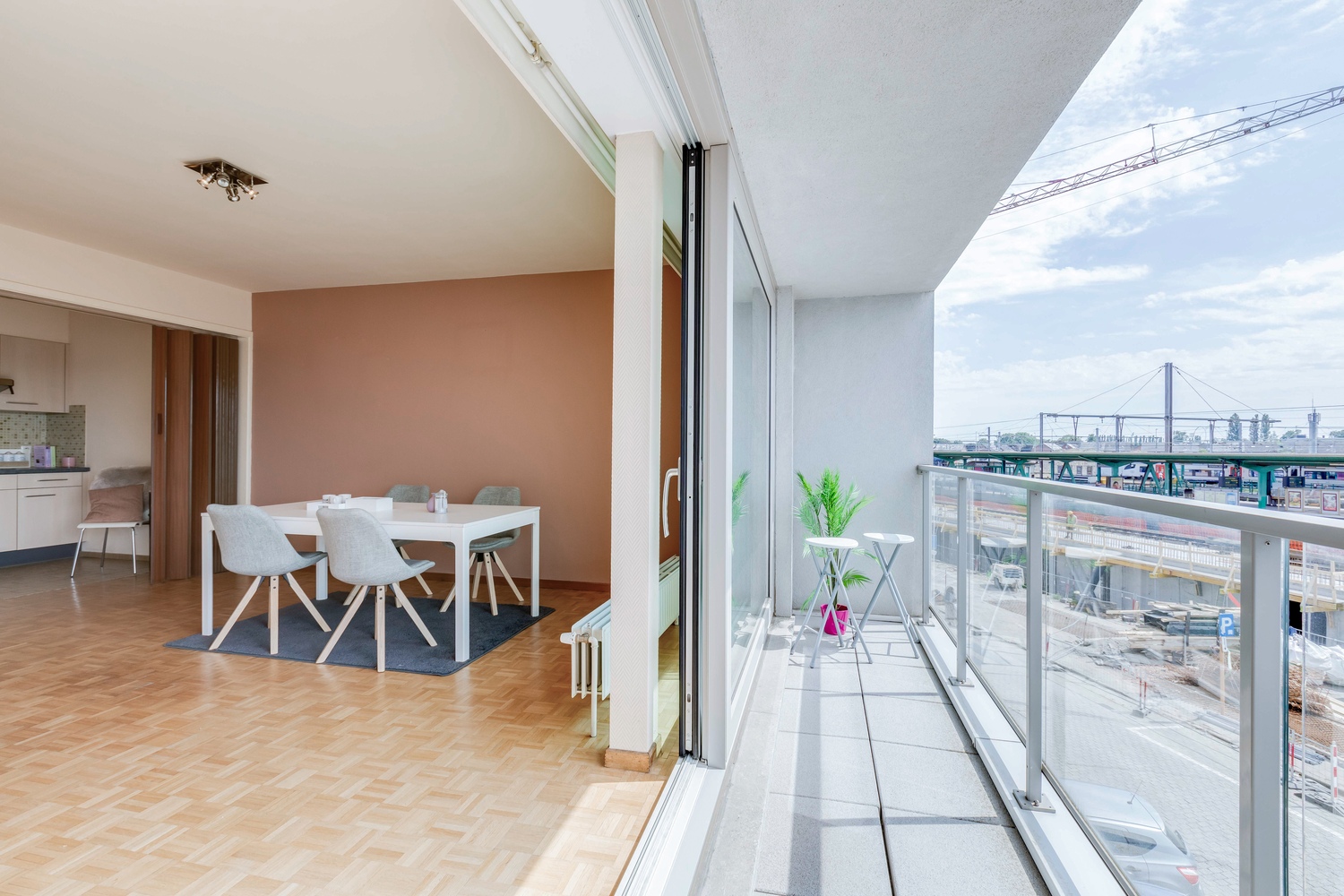 Centraal gelegen ruim appartement met optioneel een garage. 