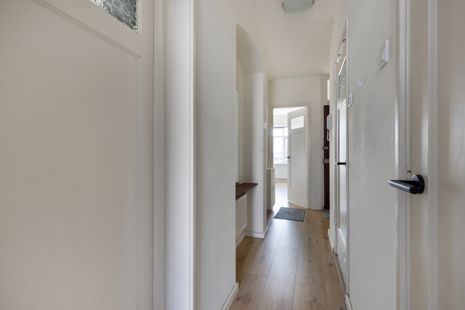 Turn-key 2 kamer (voorheen 3) appartement op steenworp afstand van Rotterdam centrum met een nette keuken, royale woonkamer en gelegen op eigen grond! 