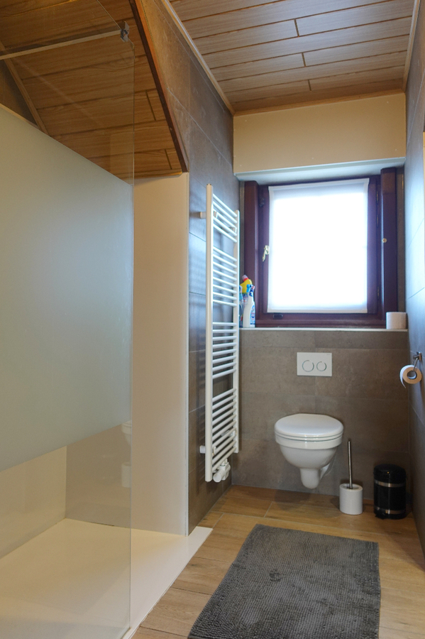 Charmante woning met 2 garages 