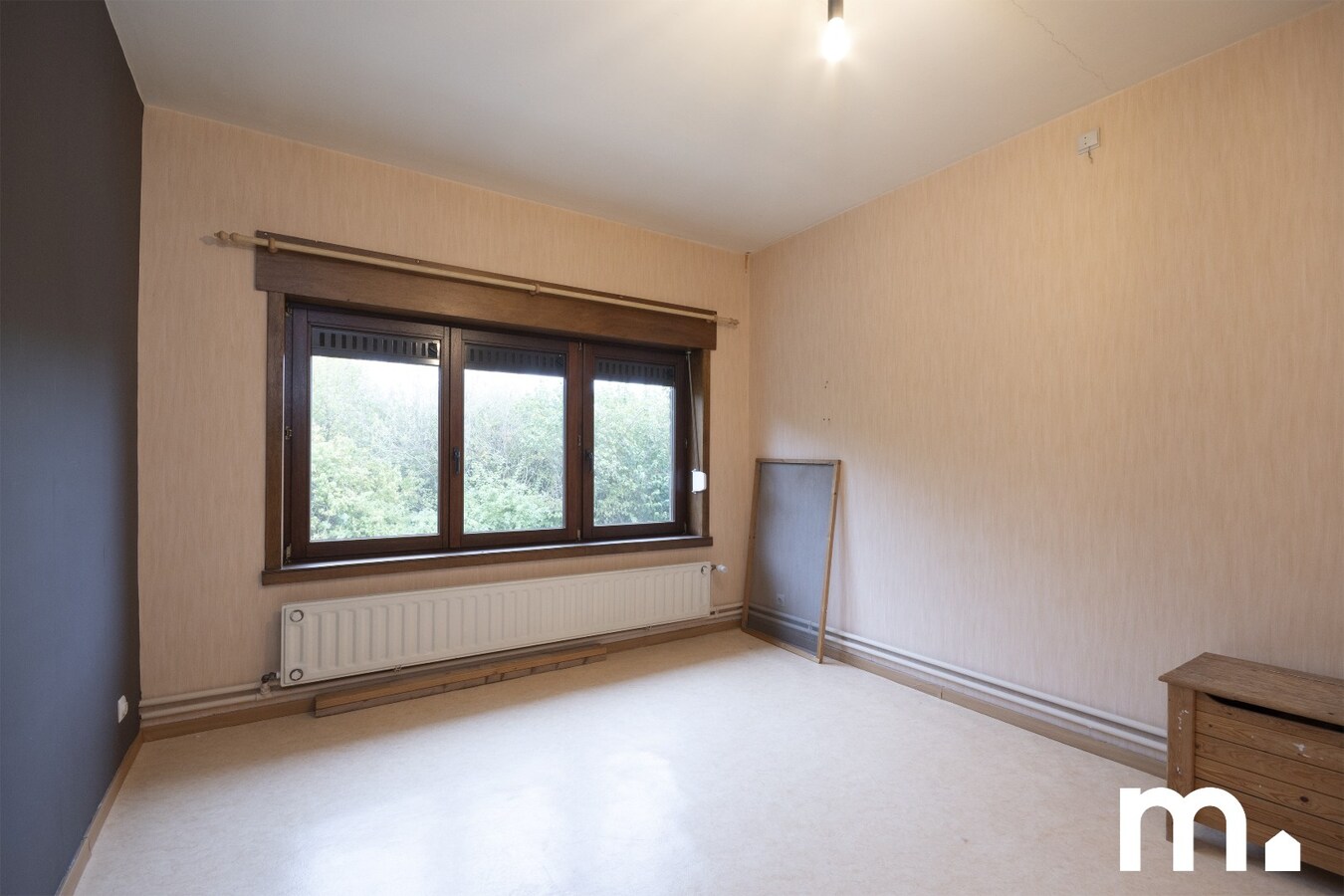 Te renoveren woning in Kortrijk met ruime zolder, zonnige tuin en dubbele garage ! 