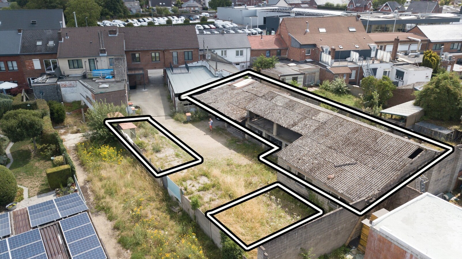 Te renoveren bergruimte + parkeerplaatsen langs doorgangsweg! 