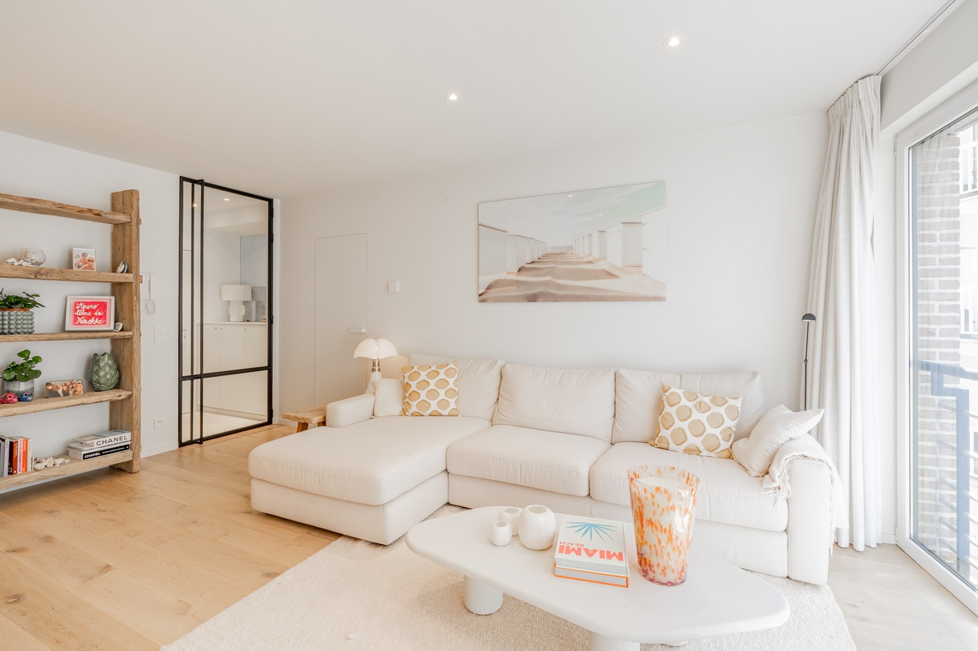Magnifique appartement d'une chambre récemment rénové, situé au centre dans une rue calme adjacente à la Zoutelaan à Knokke. 