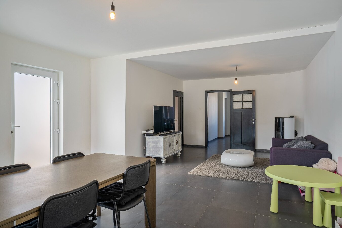 Gerenoveerde woning met drie slaapkamers op groot perceel 