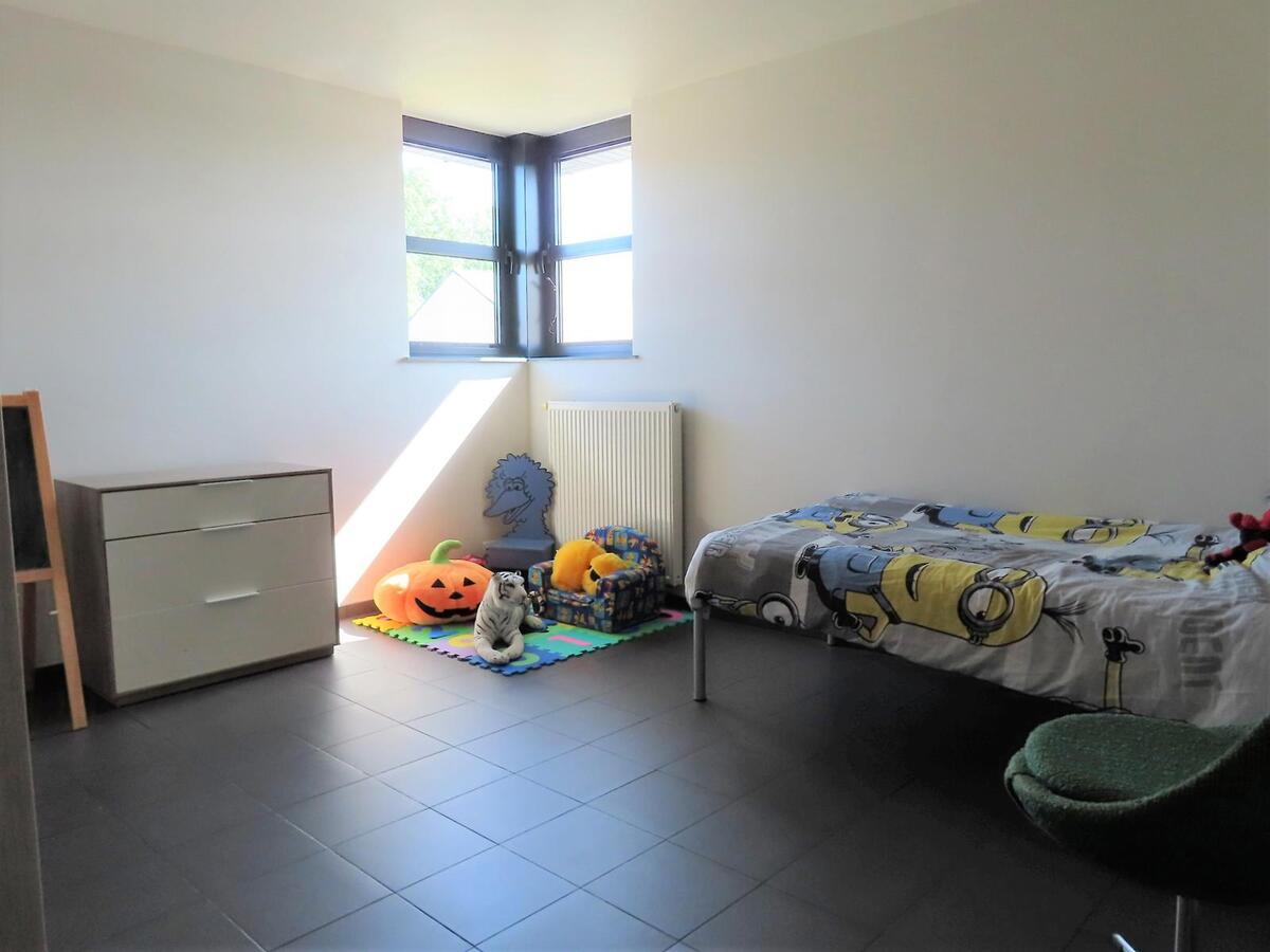 Prachtige villa, rustig gelegen te Houthalen. Dichtbij autosnelwegen en openbaar vervoer. Het centrum van Houthalen op 5 minuten en Hasselt op 15 minuten. 