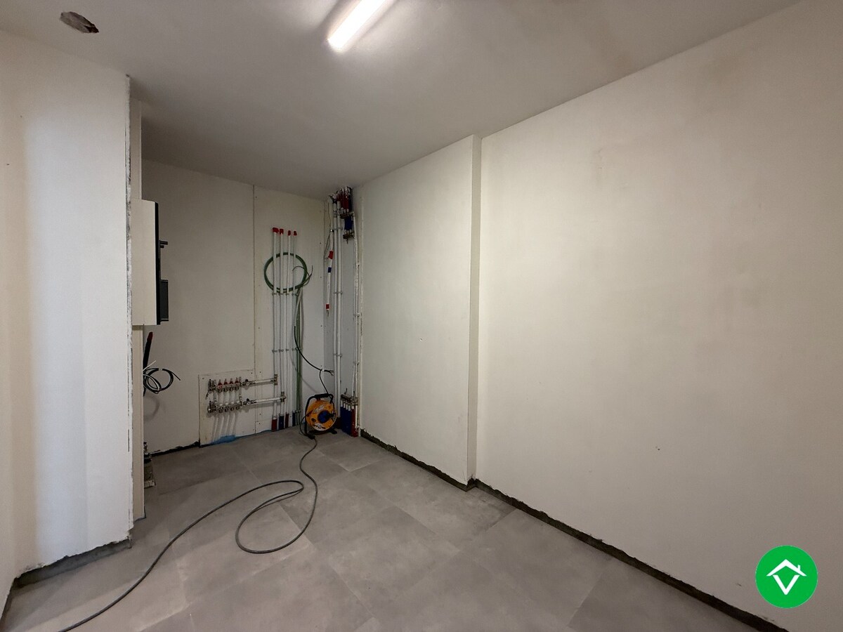 Centraal gelegen nieuwbouwwoning met 3 slaapkamers, tuin en overdekte autostaanplaats 