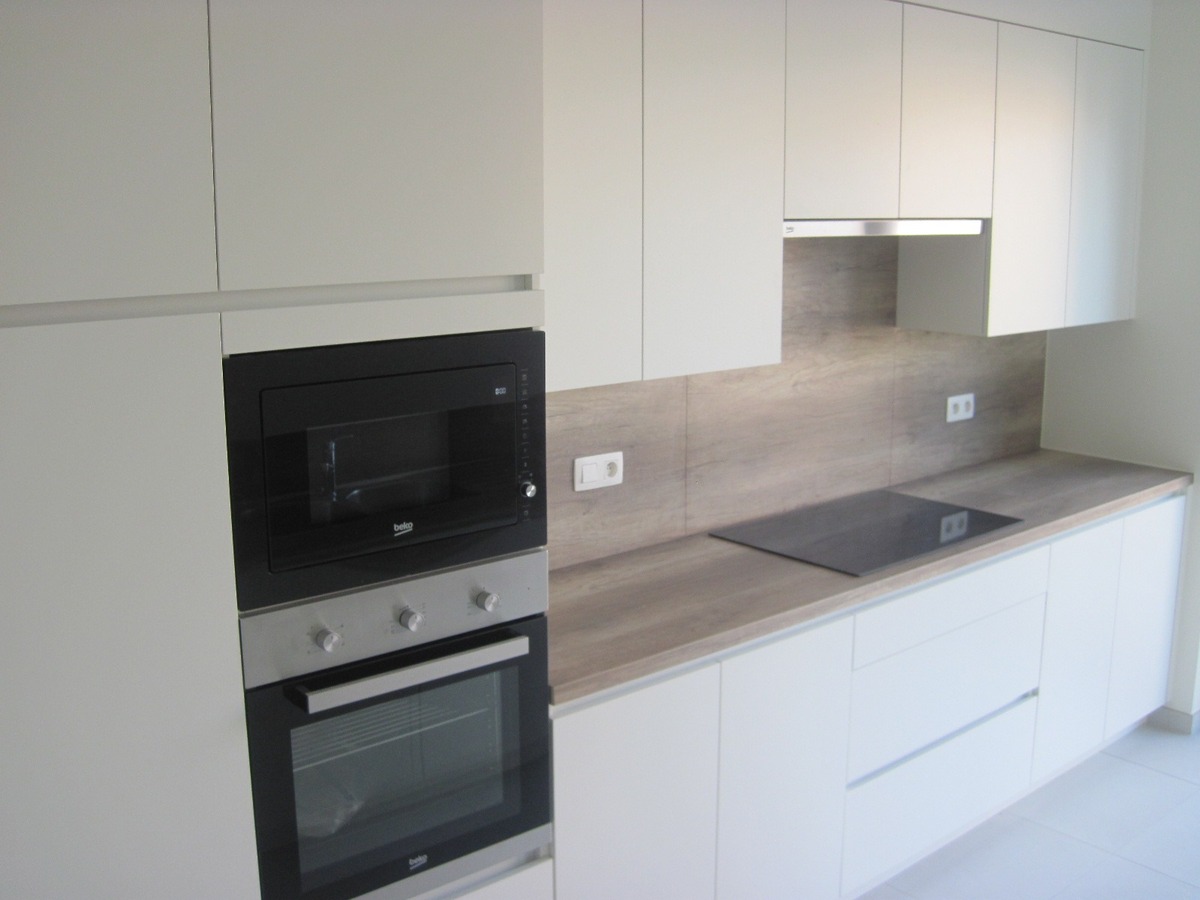 Splinternieuw ruim gelijkvloers appartement. 