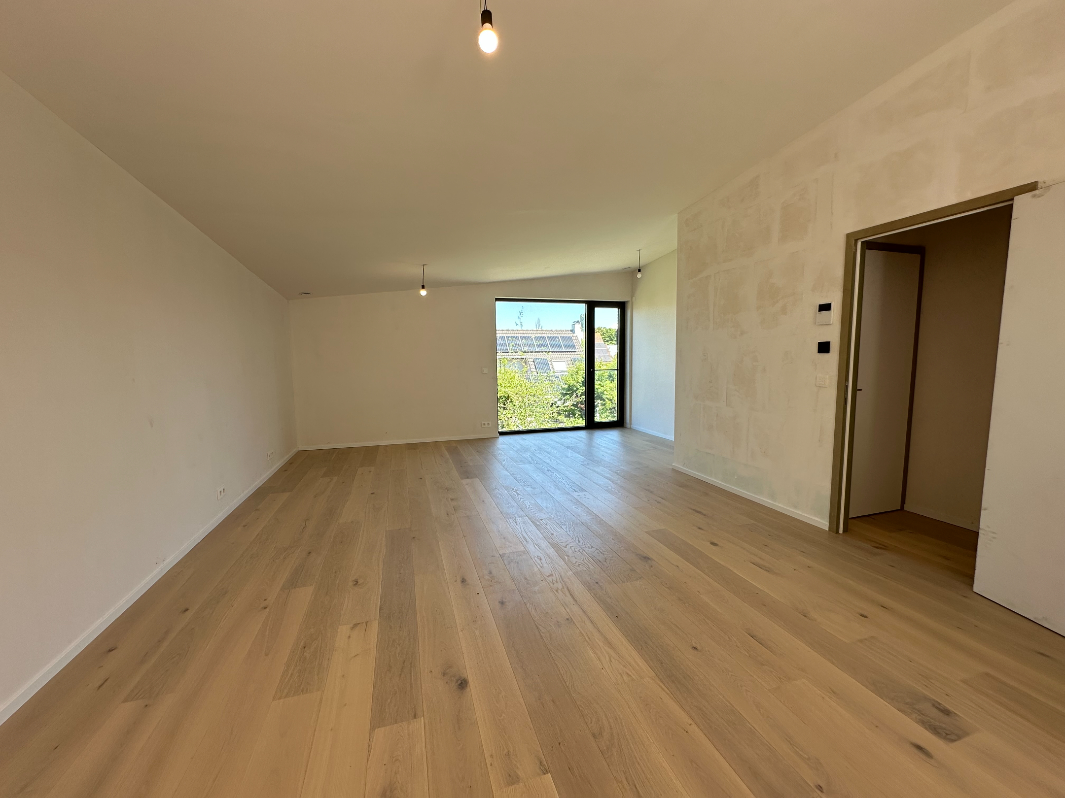 Exclusieve nieuwbouwwoning met 3 slaapkamers, ruime garage en zonnige terrassen op een rustige ligging in Knokke. 