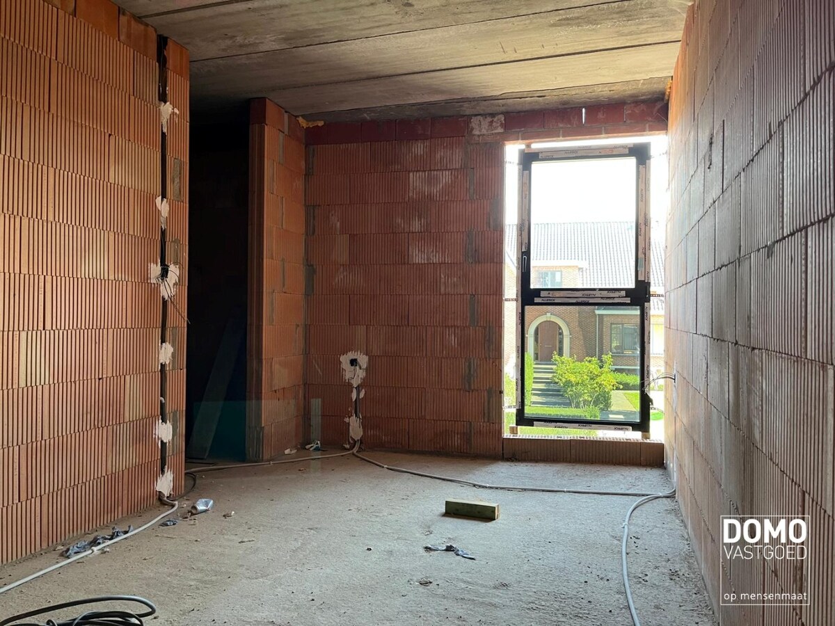 MODERNE NIEUWBOUWWONING IN AANBOUW TE KURINGEN 