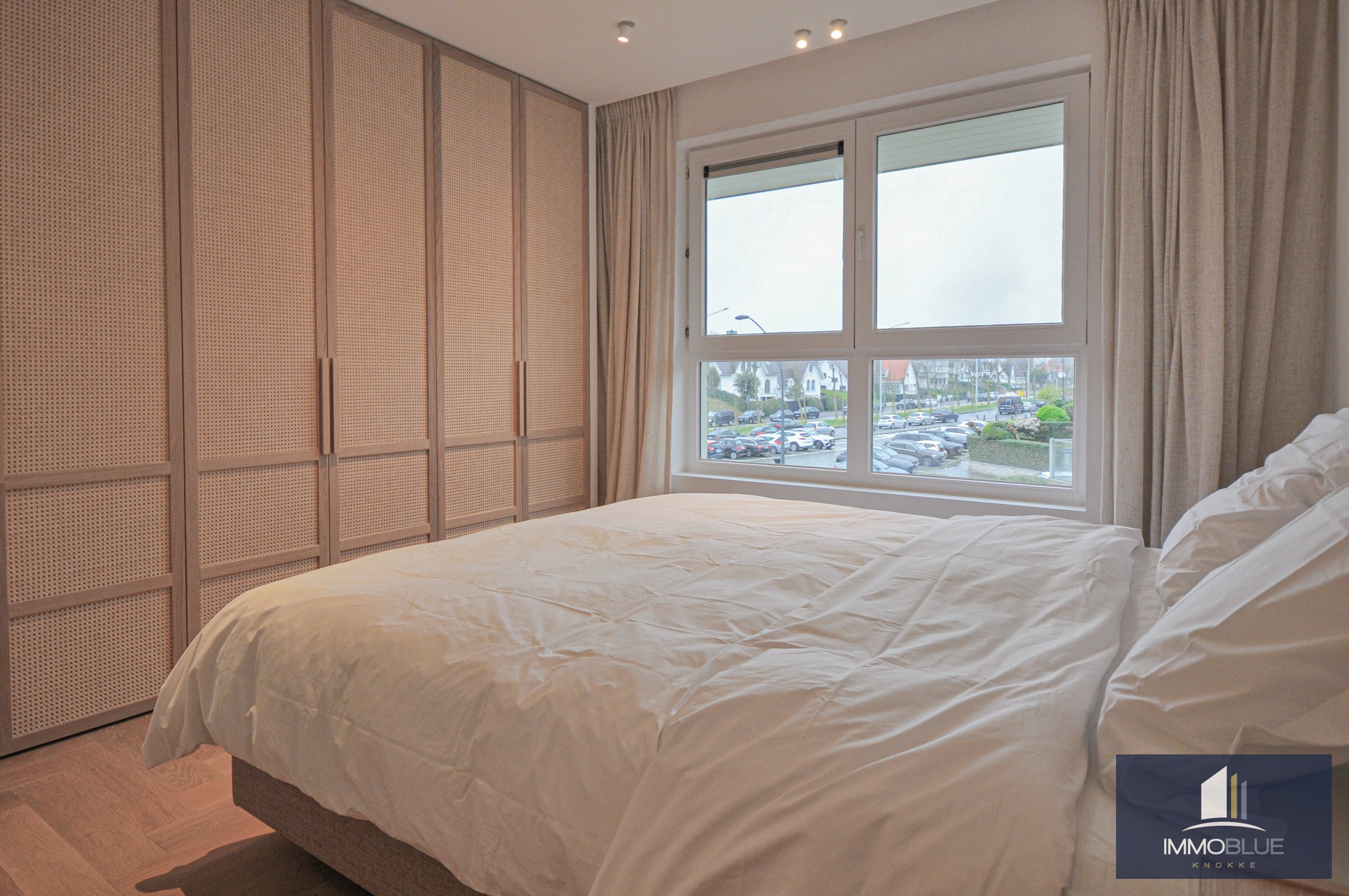 Appartement entièrement rénové et lumineux avec une vue dégagée magnifique, situé dans une résidence de standing. 