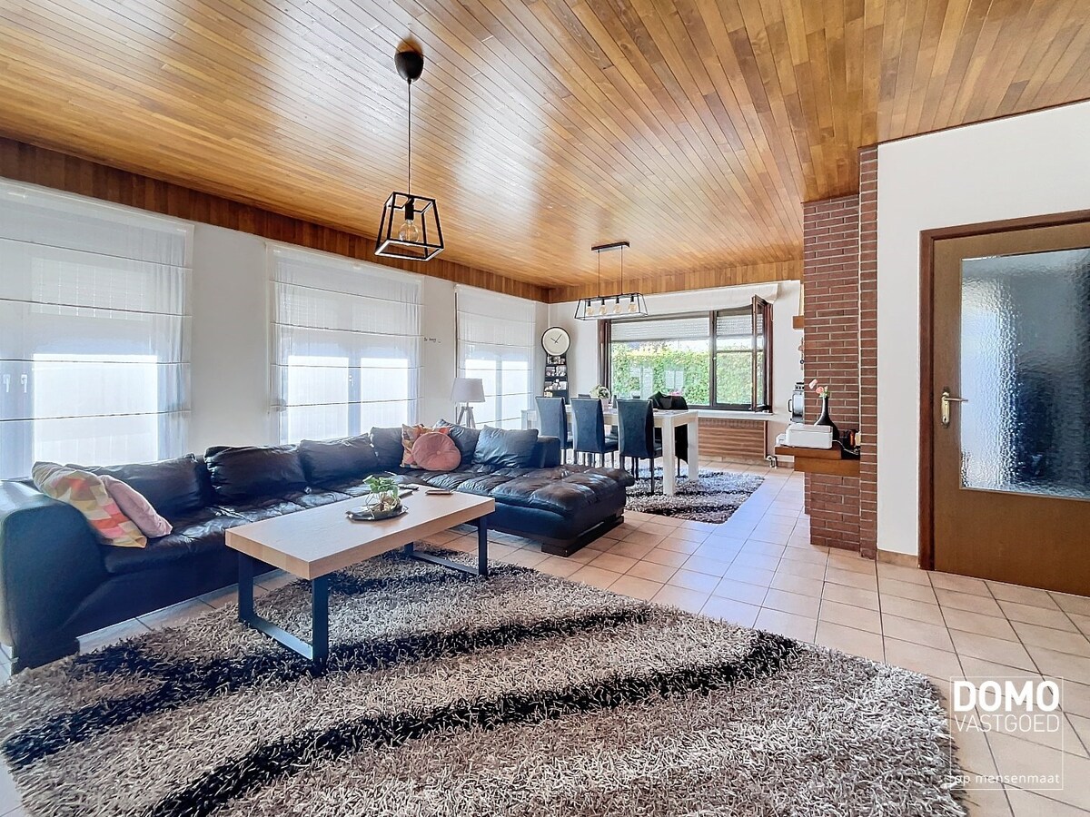 Ruime open bebouwing met tuin en inpandige garage gelegen te Spalbeek. 