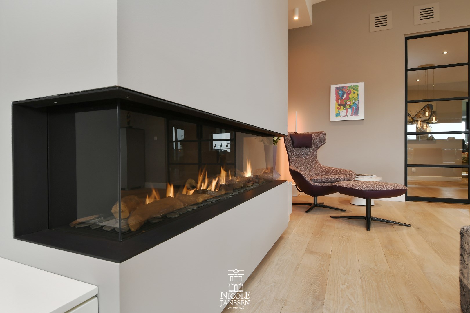 Mooie zitkamer met inbouwhaard