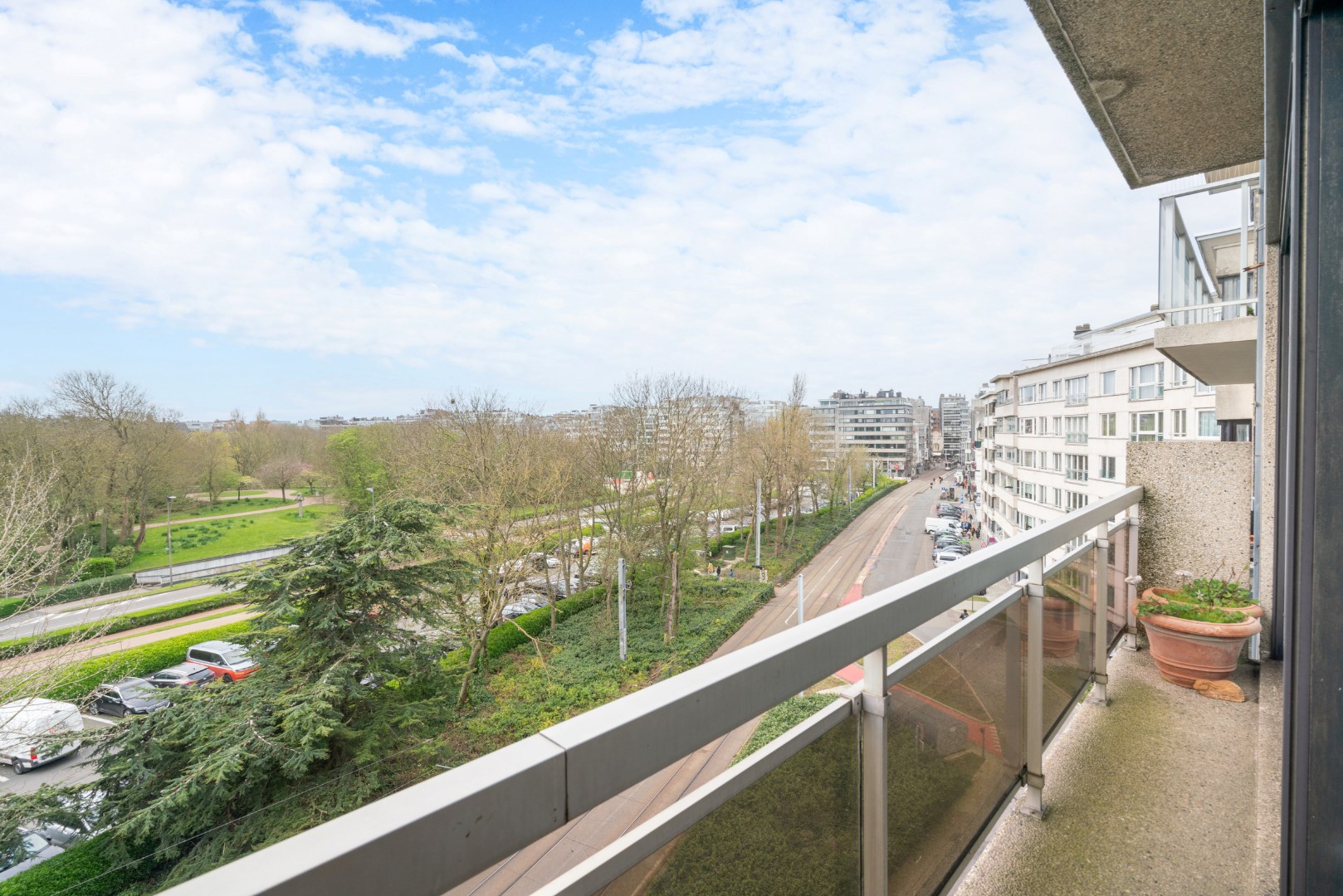 RUIM APPARTEMENT MET OPEN ZICHT OP TOPLIGGING 