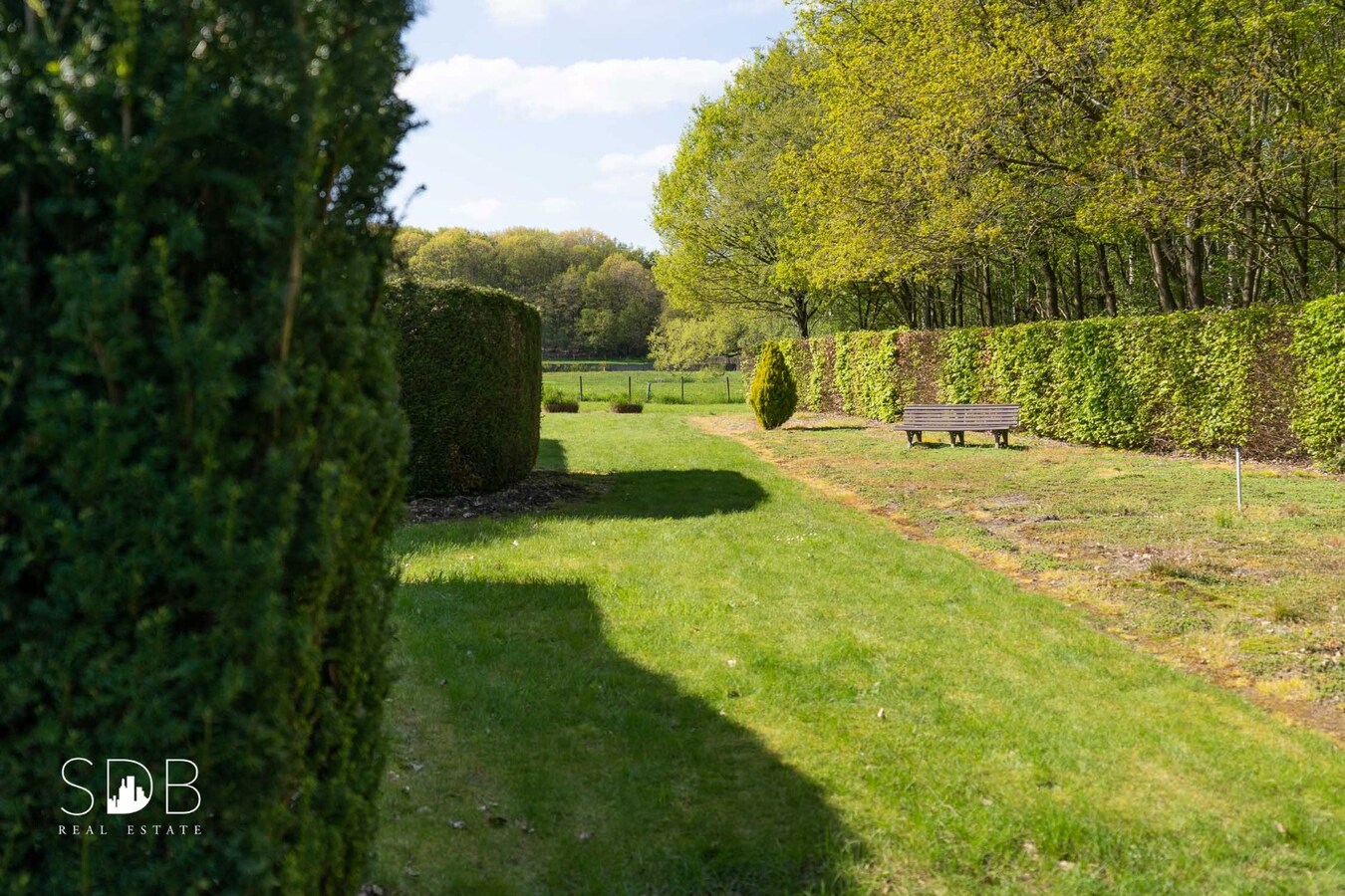 Vrijstaande gezinswoning in bungalowstijl met grasland op circa 1ha. 