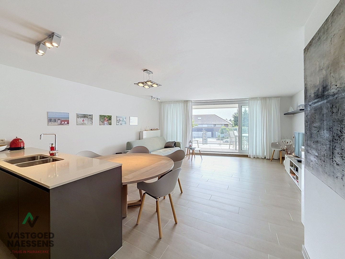 SUPERBE APPARTEMENT DE 2 CHAMBRES AVEC TERRASSE ENSOLEILLÉE DANS UN BÂTIMENT RÉCENT 