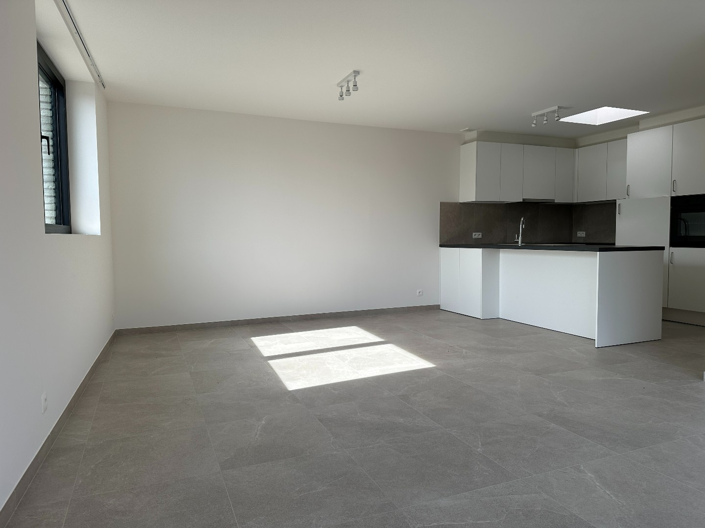 Instapklaar energiezuinig nieuwbouwappartement met mooi zonneterras, Torhout 