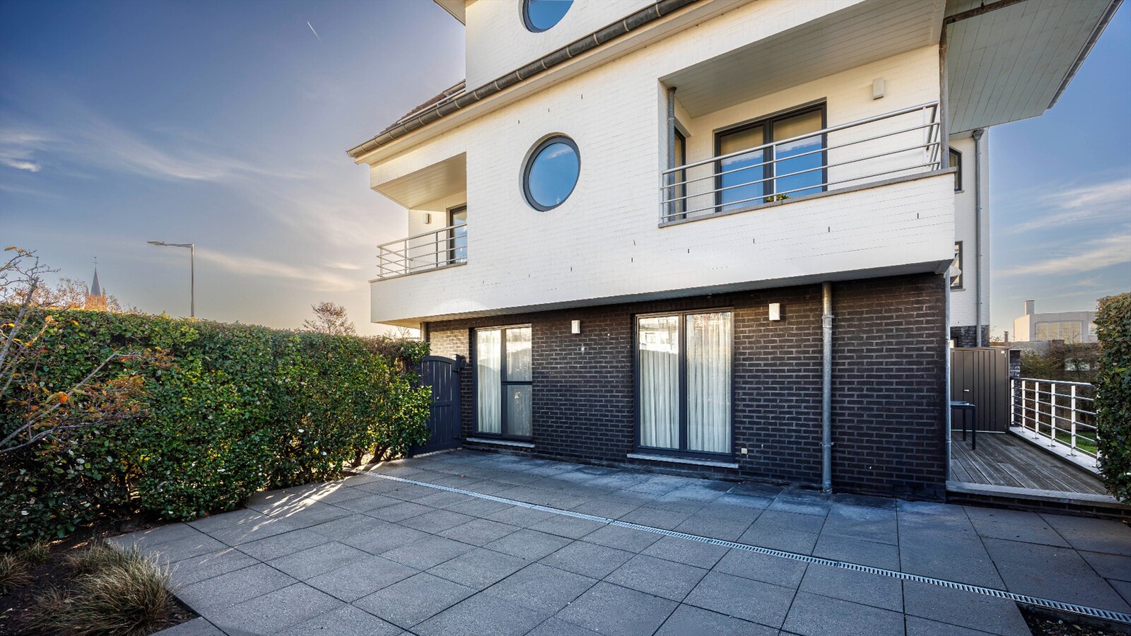 Gelijkvloers appartement met uitzonderlijk zonnig terras en zicht op natuurgebied, op een boogscheut van de zeedijk te Heist. 
