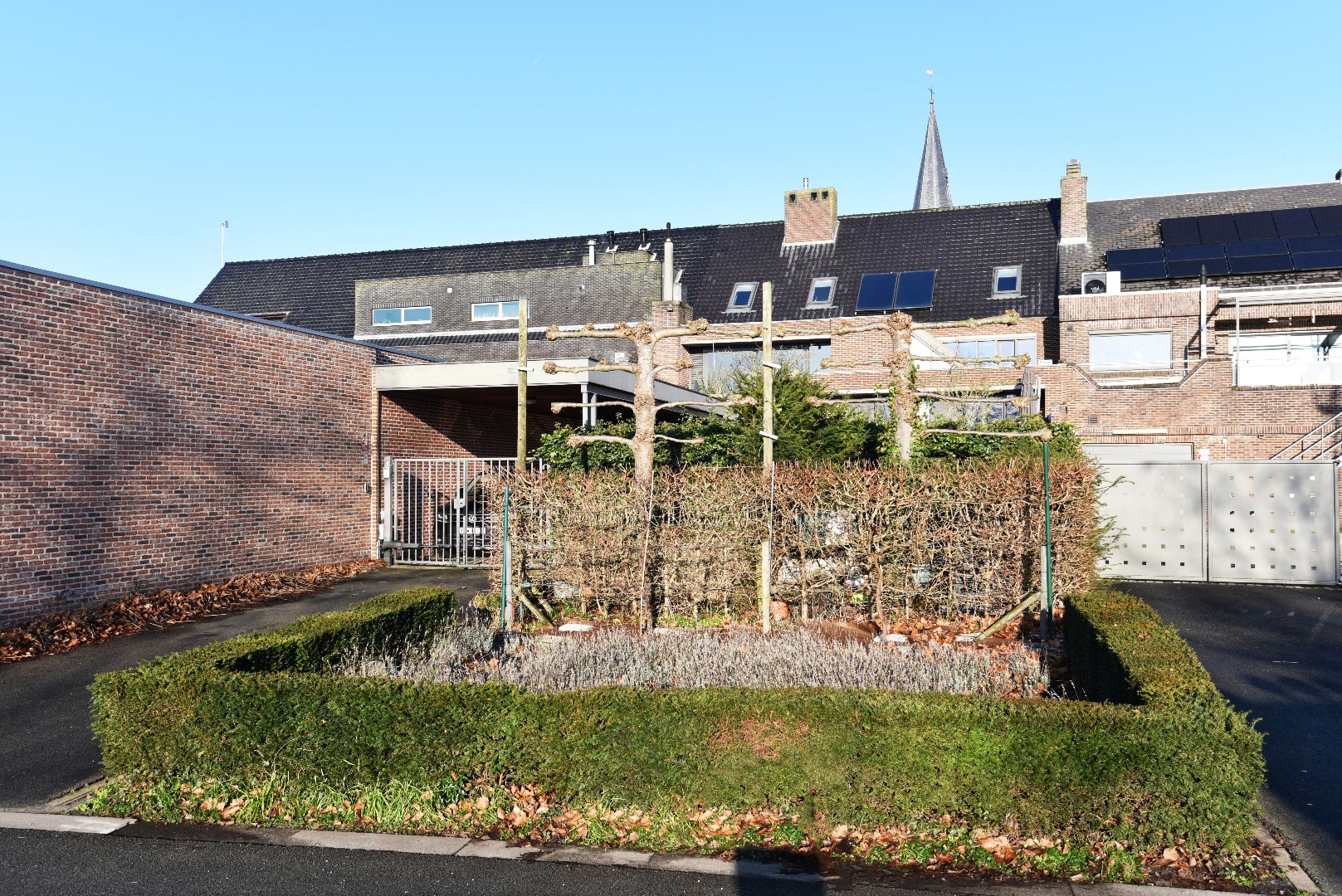 Volumineuze (9 slpks) multifunctionele woning te centrum Lembeke 