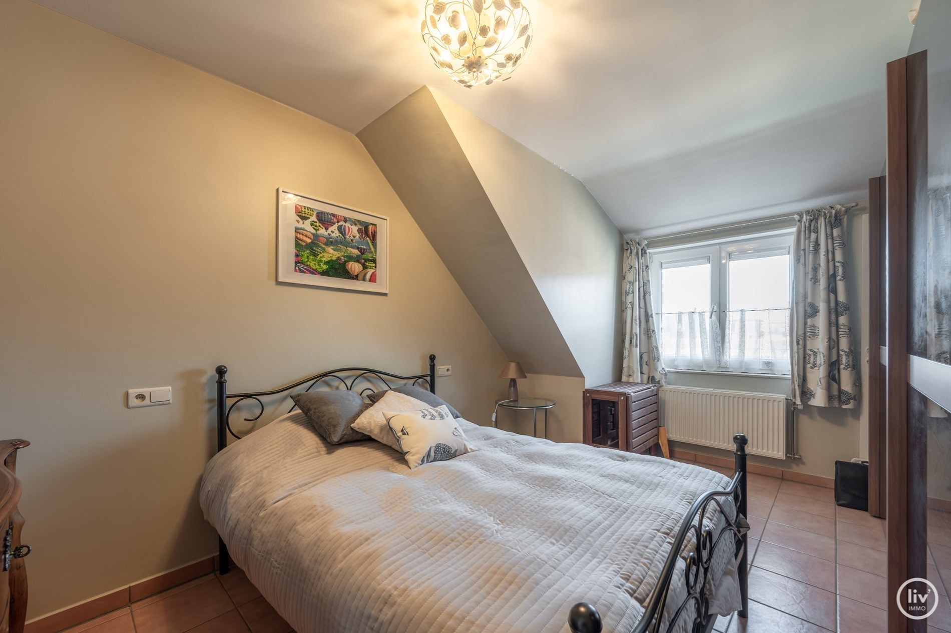 Appartement spacieux avec 3 chambres et 2 salles de bains à Knokke avec vue dégagée sur la rue. 