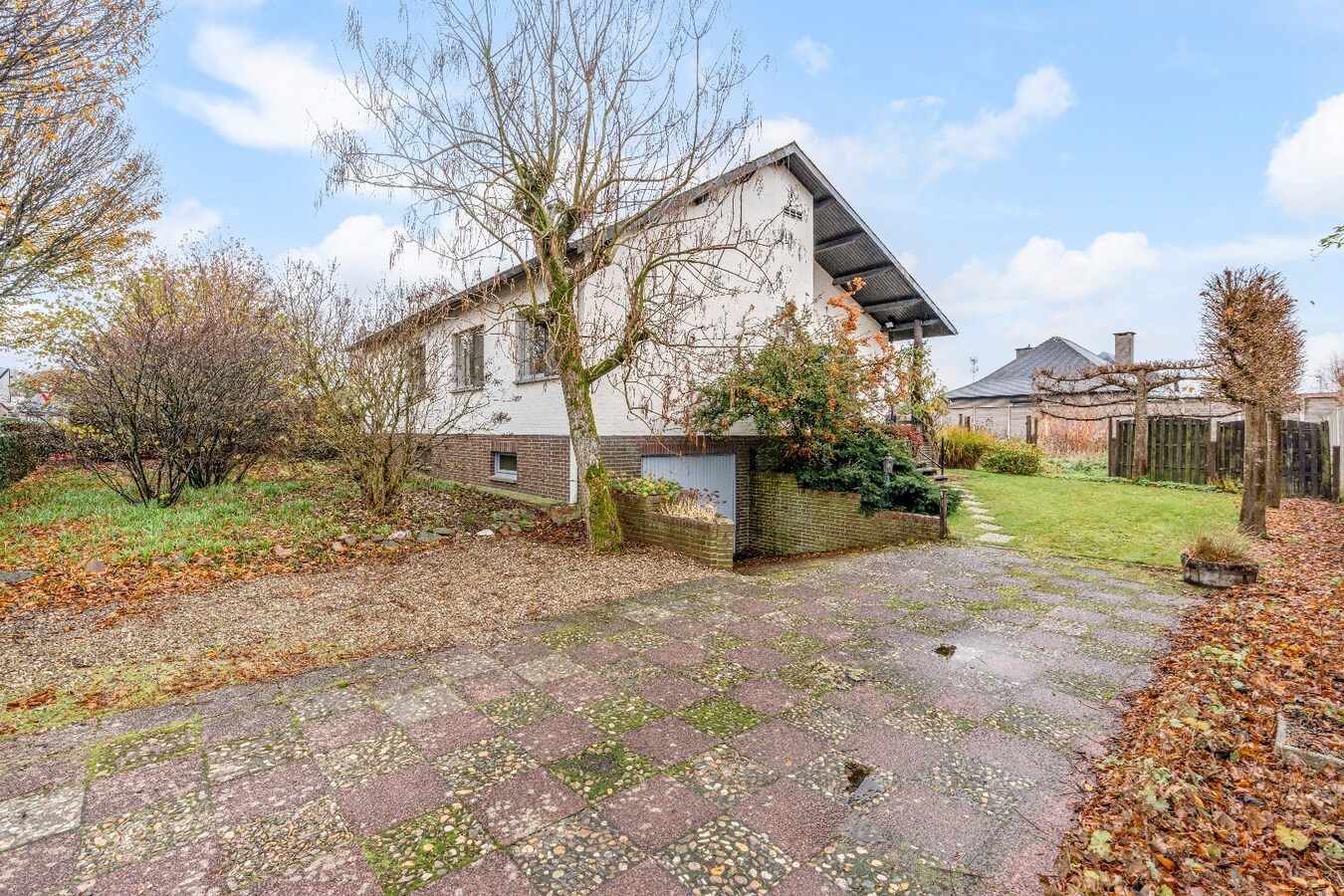Te renoveren karakteristieke bungalow, 3 Slpk, ruime kelder met garage, op toplocatie 