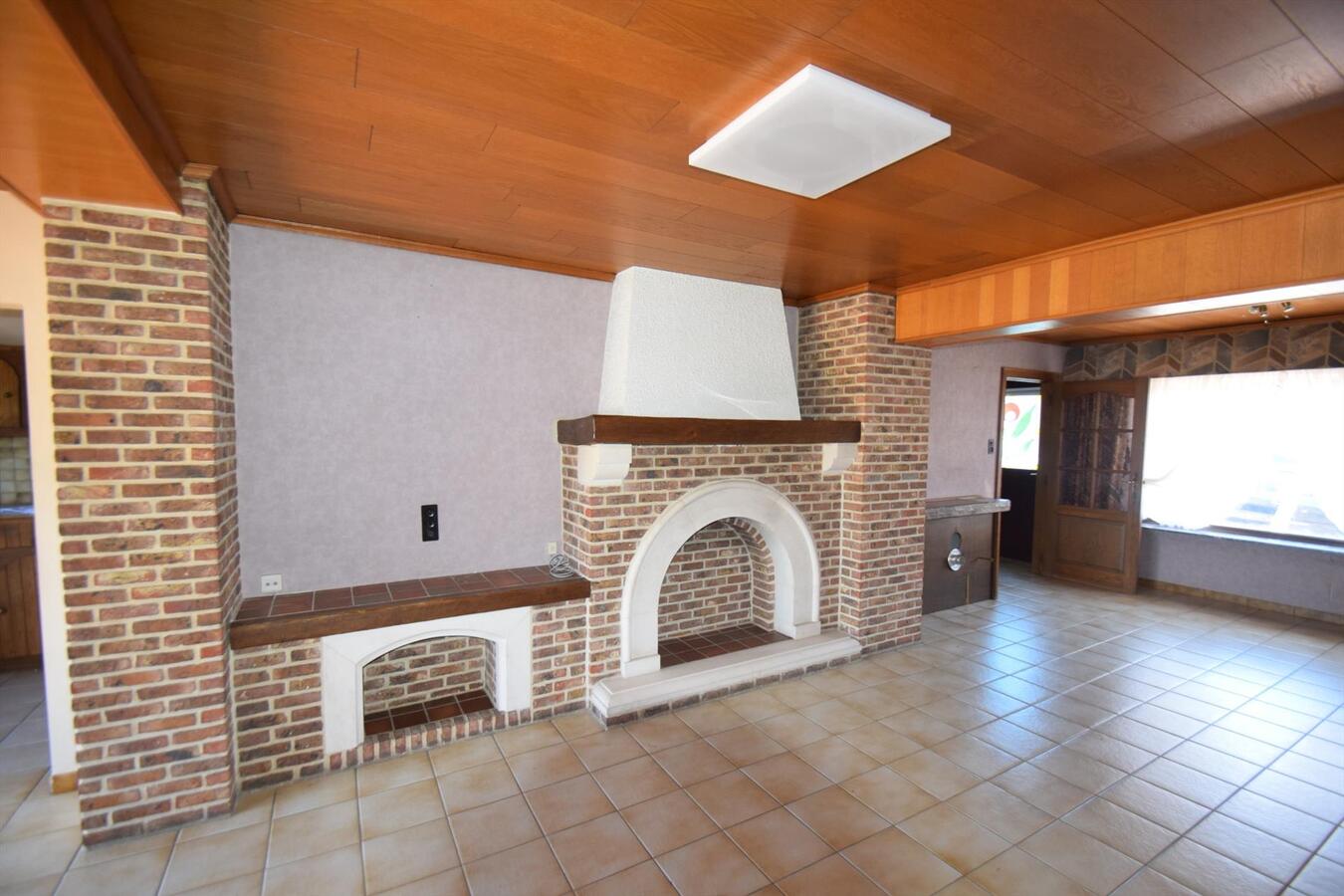 Ruime op te knappen woning met garage + zongerichte tuin, op 538 m² grond 