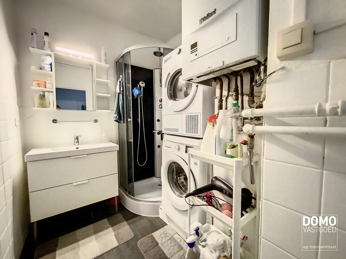 RUIM APPARTEMENT MET 4 SLAAPKAMERS EN GARAGEBOX TE RUNKST 