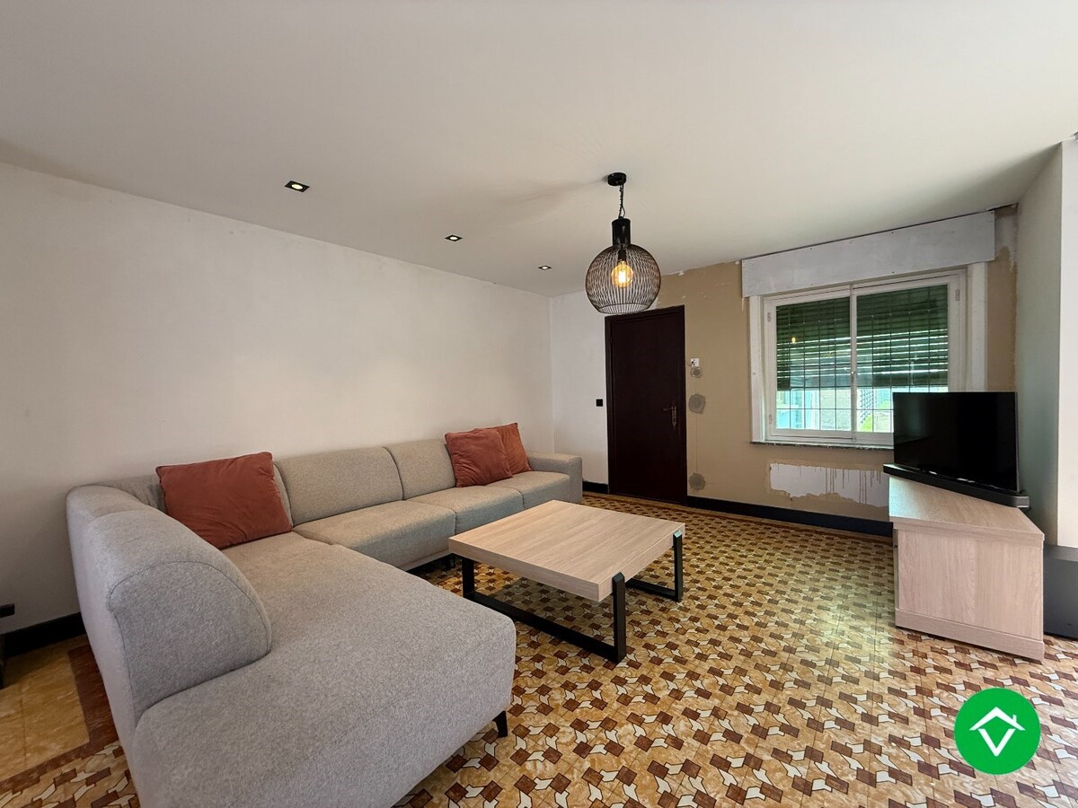 Charmante woning met twee slaapkamers, diepe tuin en ruime garage 