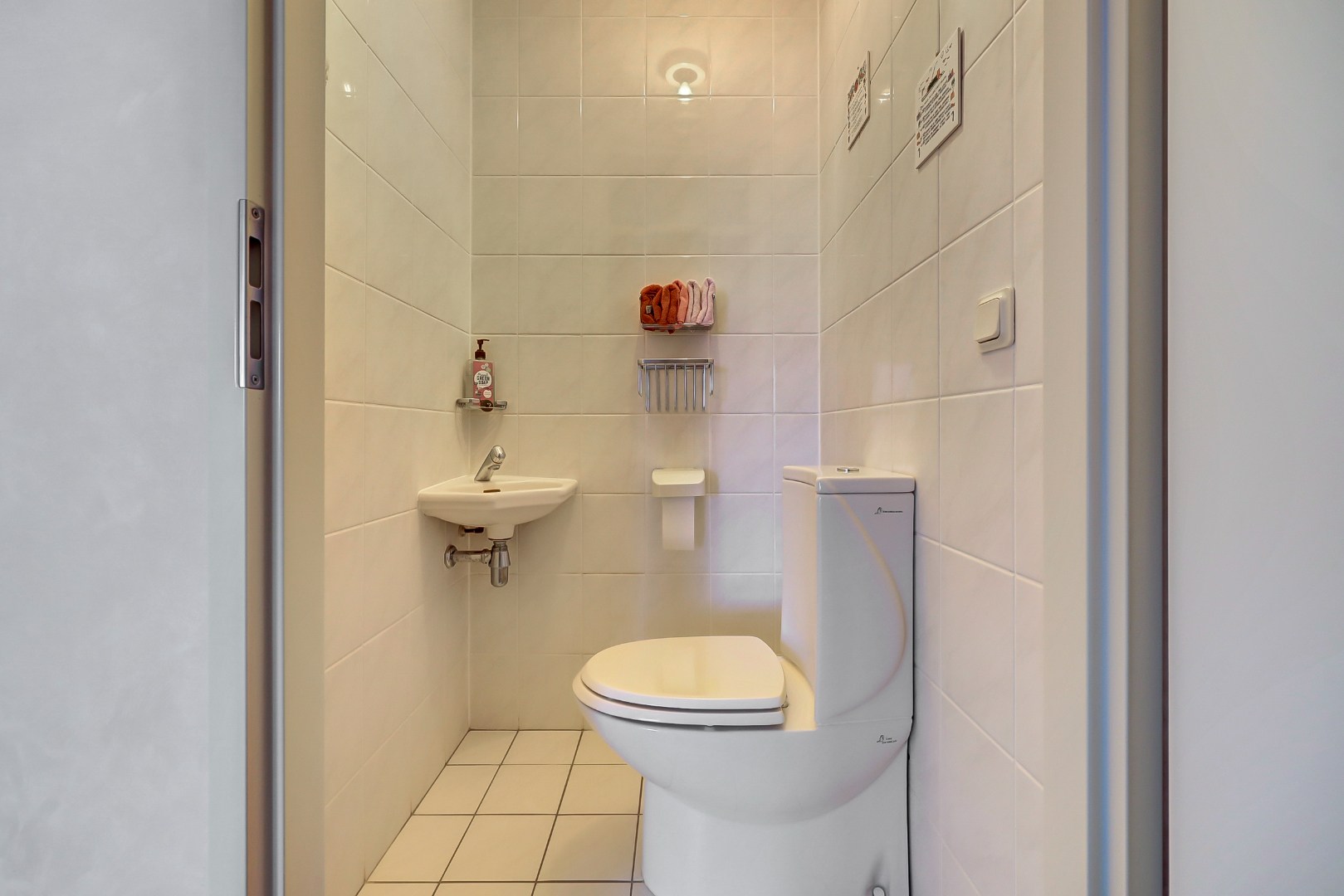 Licht en royaal 3-kamerappartement op de 2e etage met riant balkon en een garagebox in de onderbouw. 